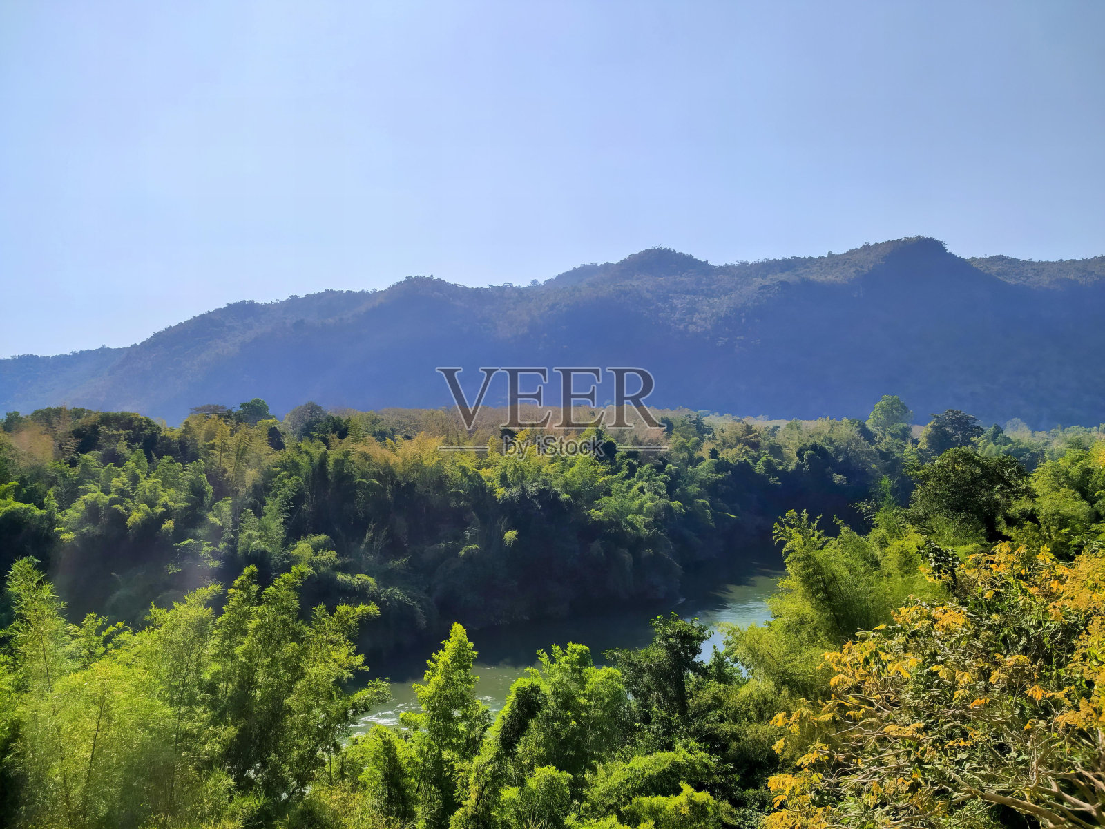 一条河穿过山谷。照片摄影图片