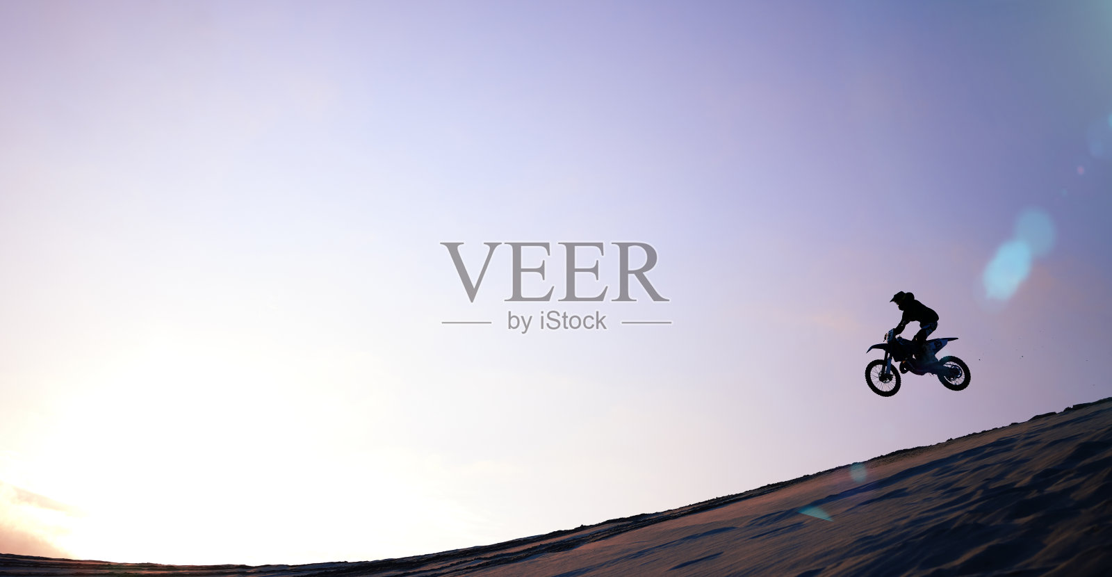 摩托车，人，跳跃健身或运动与训练，平衡或挑战自然模拟空间和天空。自行车，自由和冒险的竞争，锻炼或人才在沙漠照片摄影图片