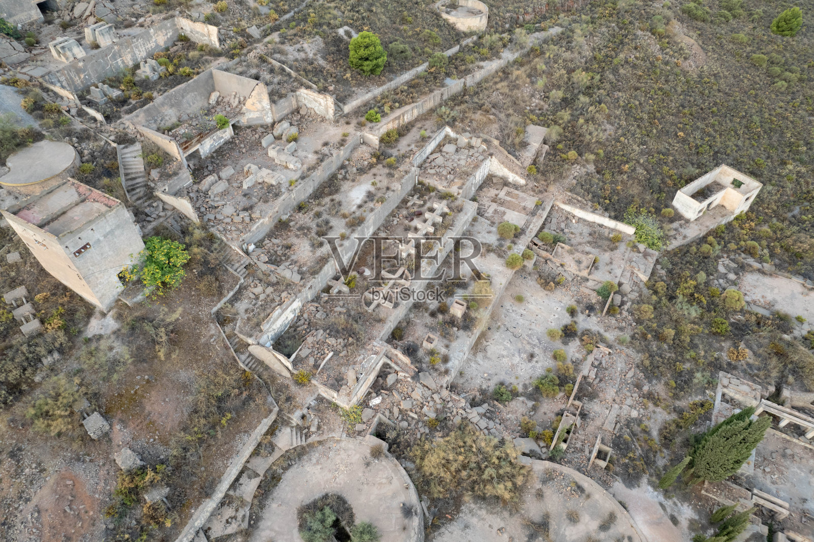 西班牙南部一座旧矿厂的废墟照片摄影图片