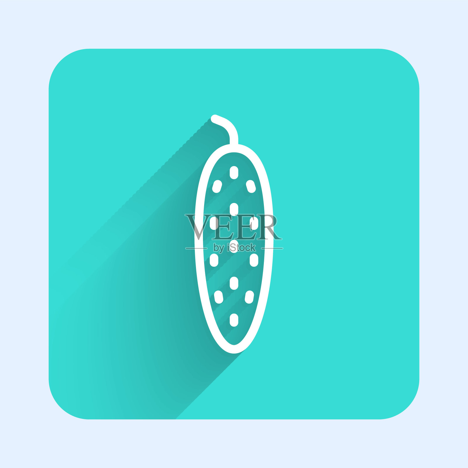 白线新鲜黄瓜图标孤立与长阴影背景。绿色方形按钮。向量插画图片素材