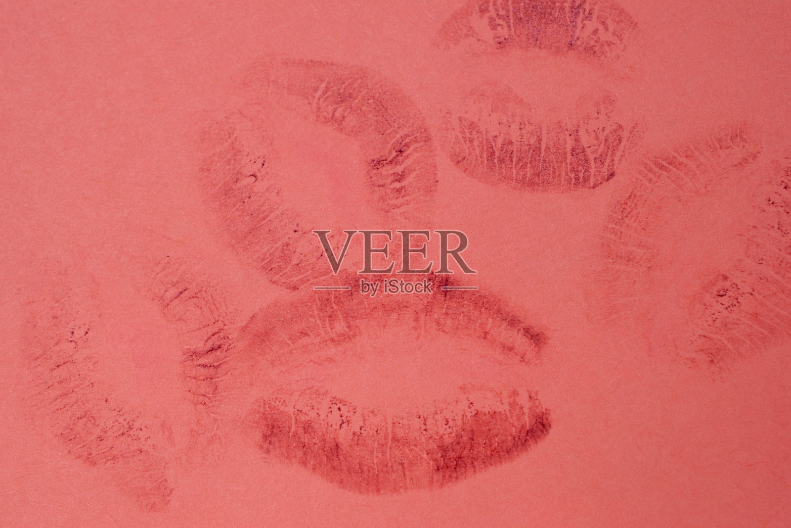 照片上印着红色的口红，亲吻着，美丽的红唇照片摄影图片