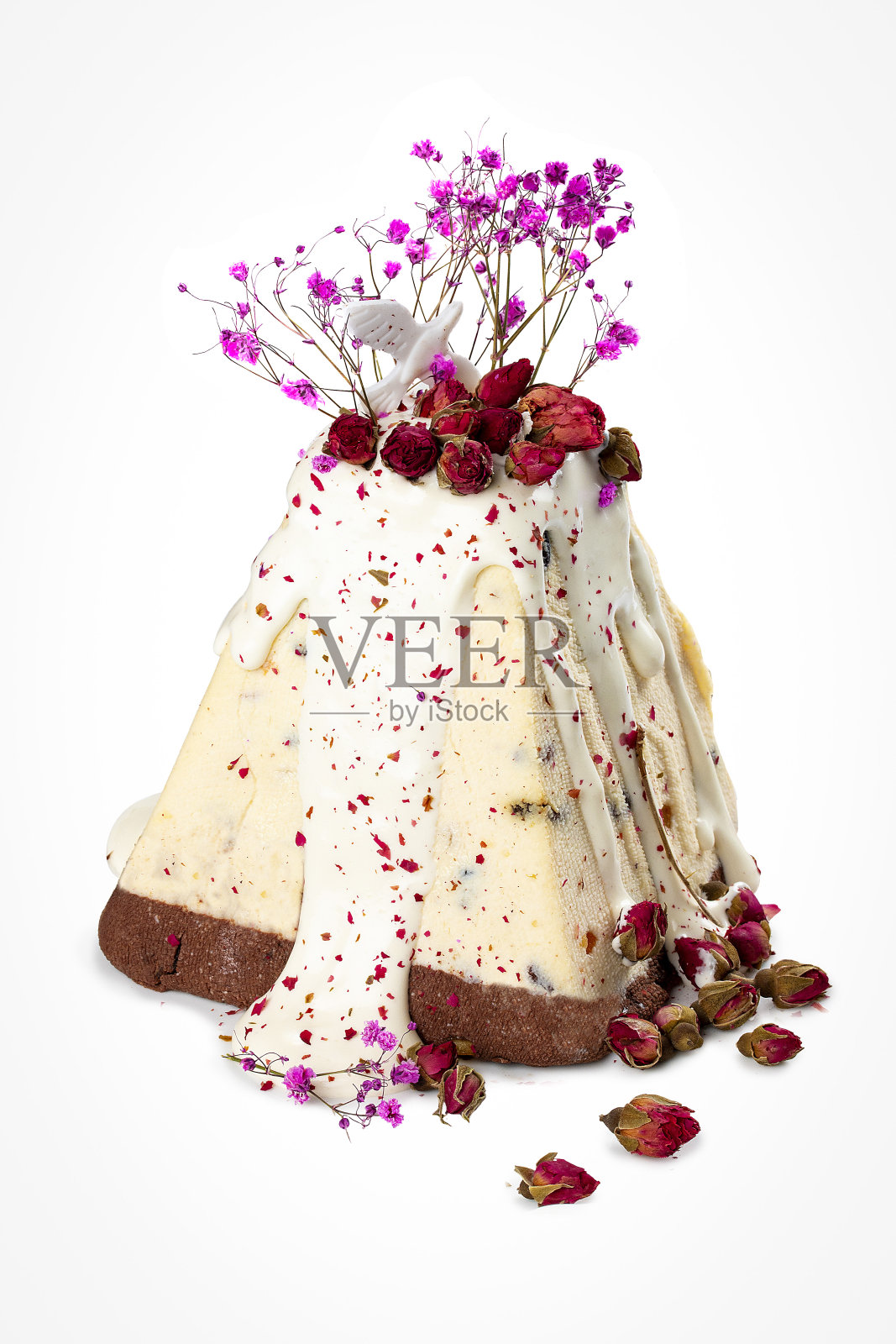 带有装饰元素、小雕像和配料的复活节蛋糕。照片摄影图片