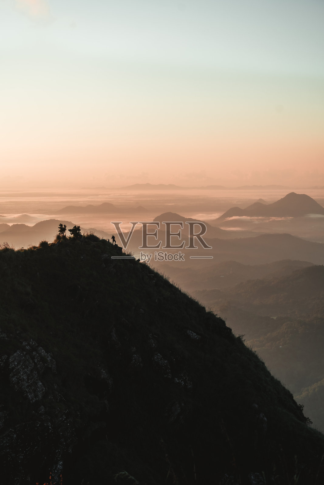 斯里兰卡艾拉，小亚当峰日出时的美景照片摄影图片