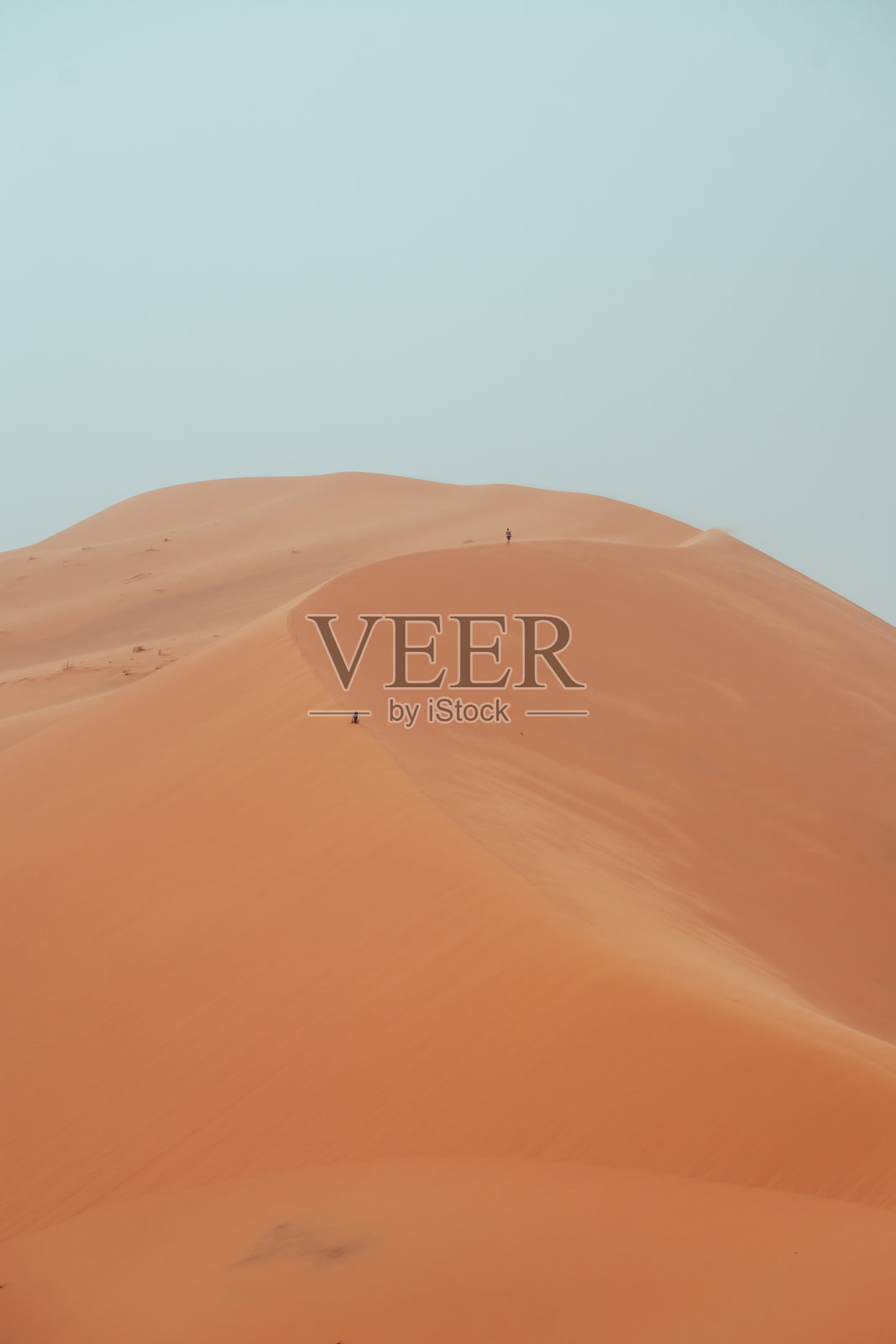 人们在攀登Erg Chebbi沙丘在撒哈拉沙漠，梅尔祖加，摩洛哥照片摄影图片