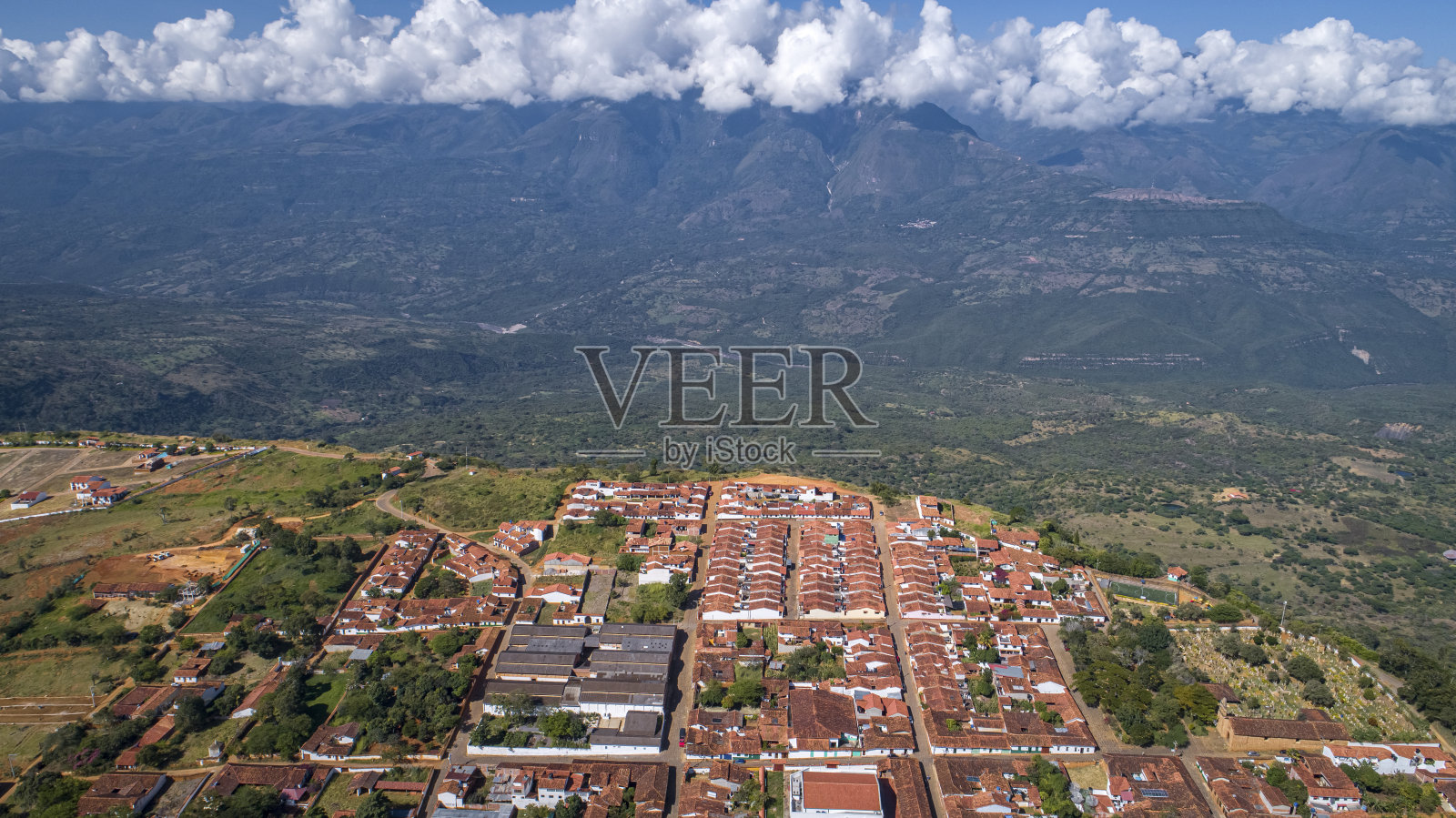 俯瞰历史小镇巴利卡拉全景，哥伦比亚坐落在悬崖边上，白云覆盖山脊的背景照片摄影图片