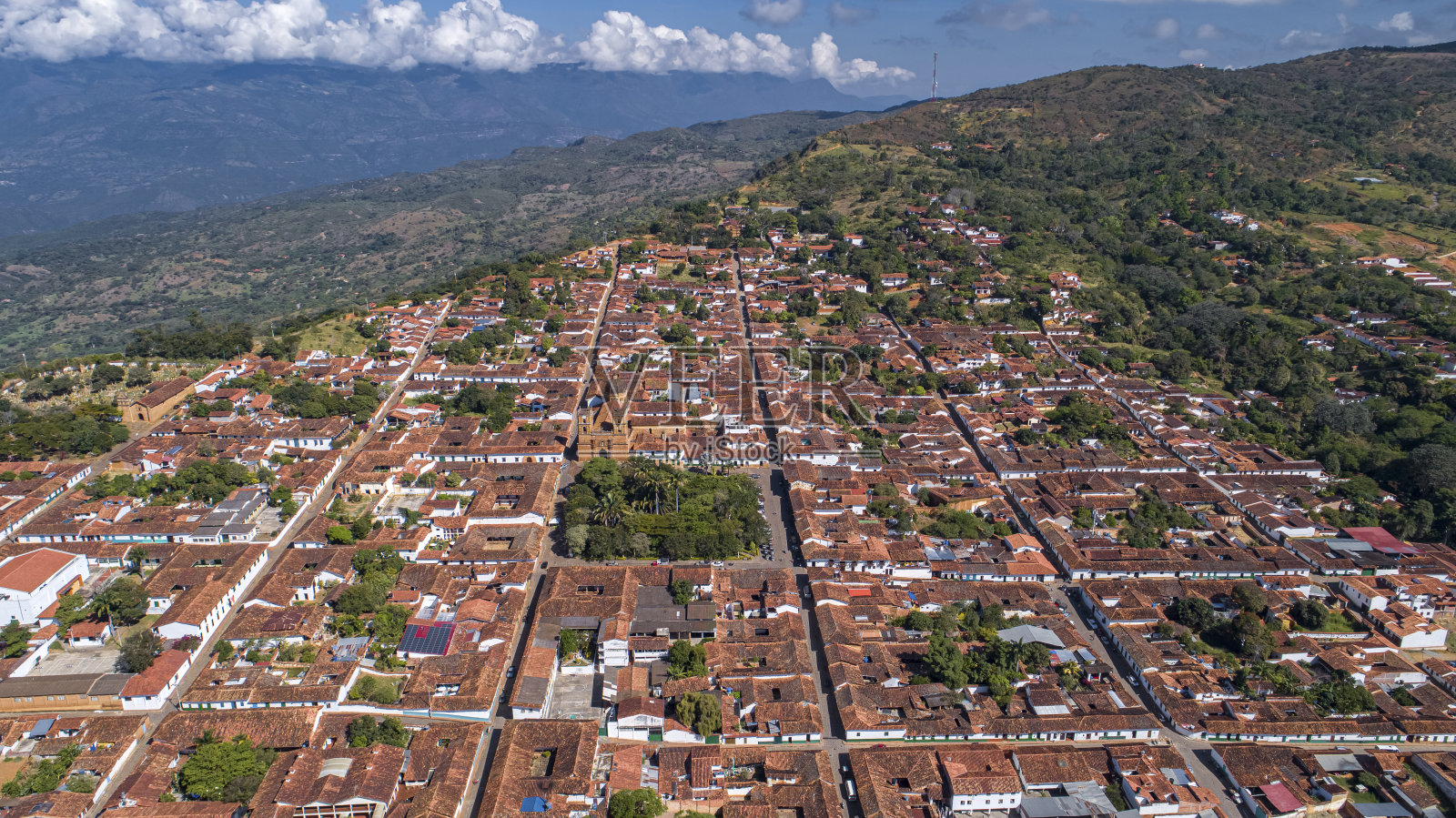 近景鸟瞰历史小镇巴里卡拉，哥伦比亚位于悬崖边缘，在中心的绿色广场和大教堂照片摄影图片