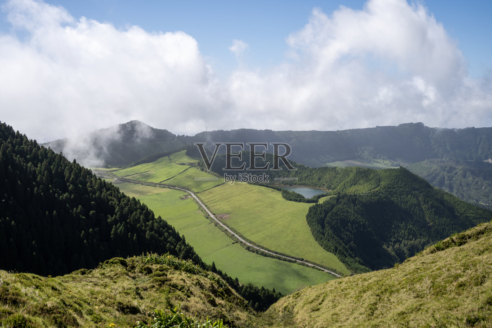 从圣米格尔岛Boca do Inferno的视角看火山口和湖泊照片摄影图片