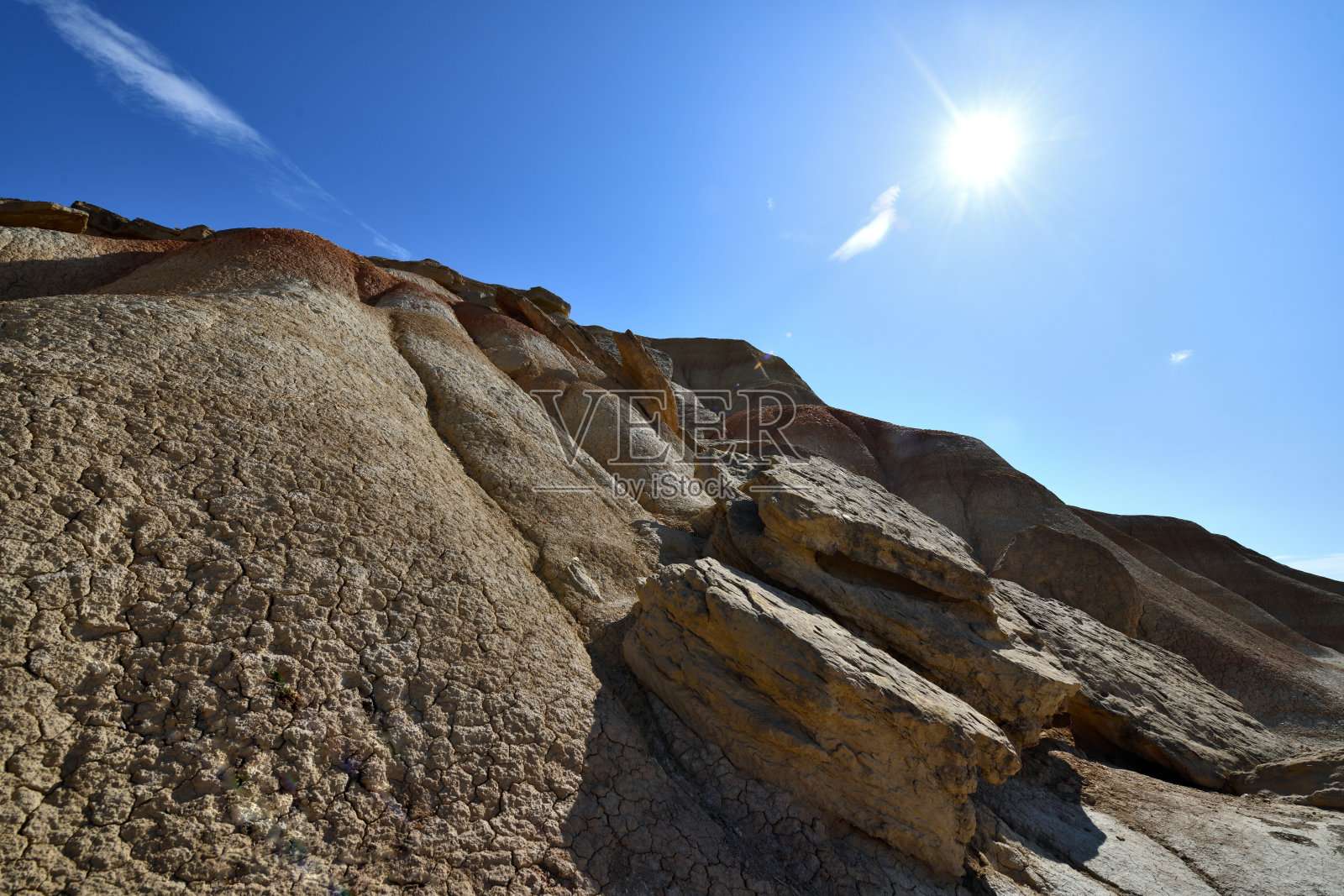 在巴迪纳斯雷亚尔国家公园的荒地上，夕阳照在被侵蚀的斜坡和岩石上照片摄影图片