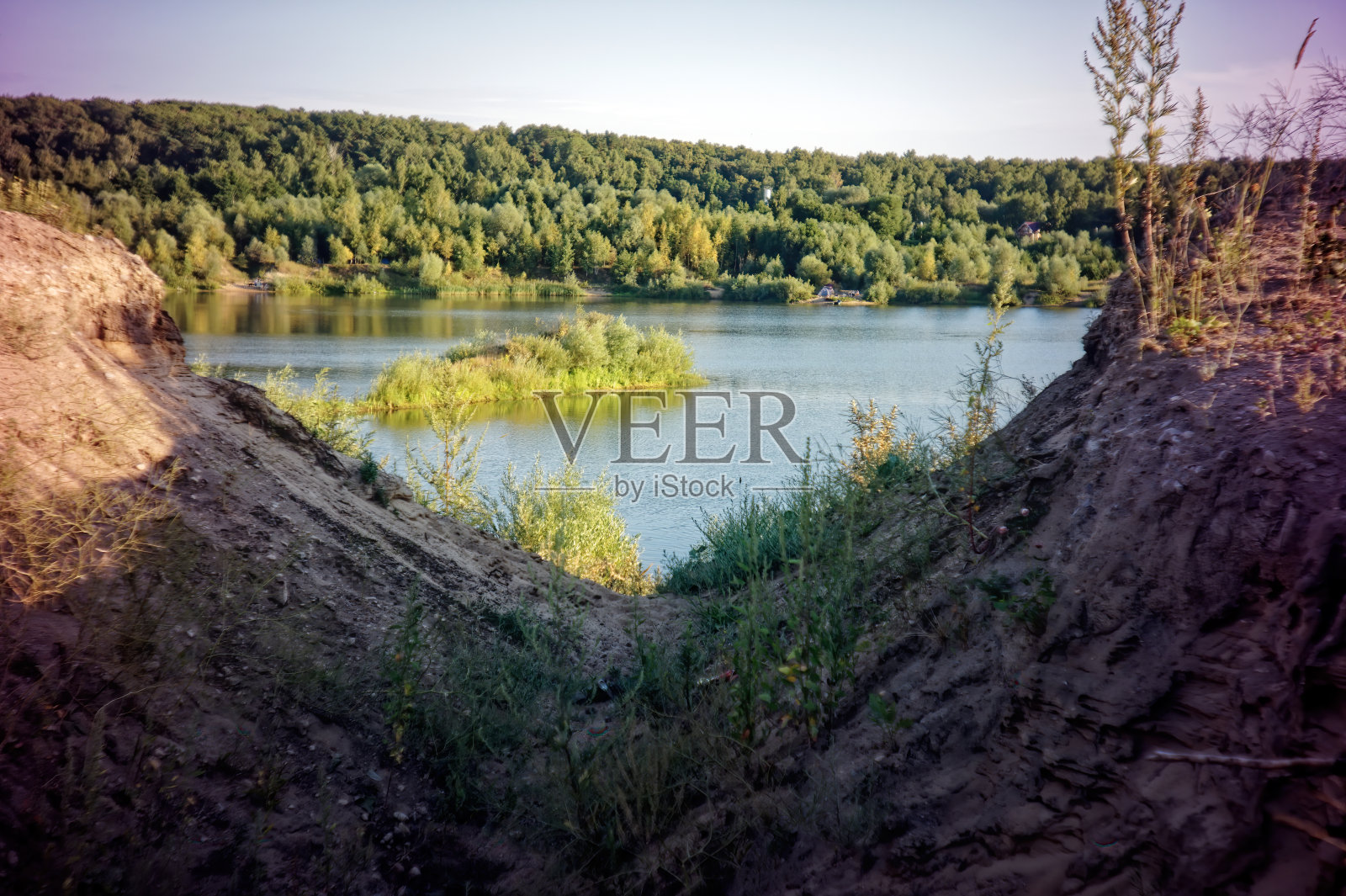 一条小河的沙质河岸照片摄影图片