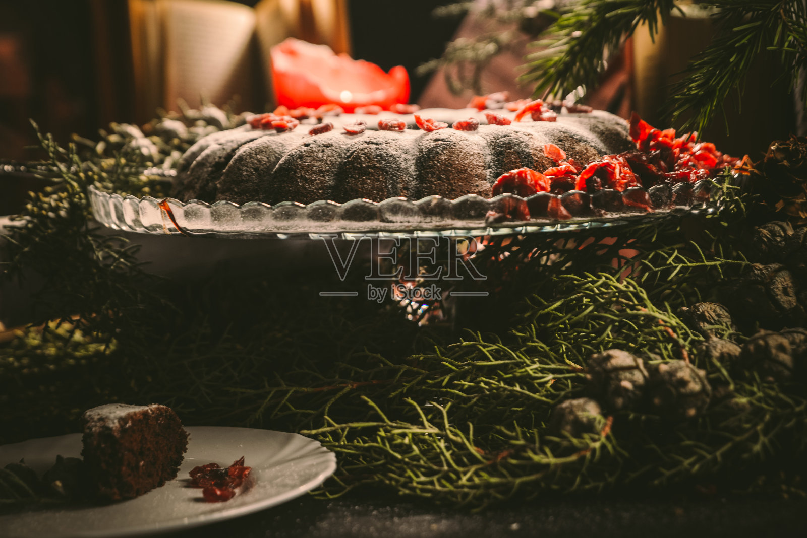 用糖霜和浆果装饰的圣诞自制蛋糕。在一些国家，甜点被称为Kuglof照片摄影图片