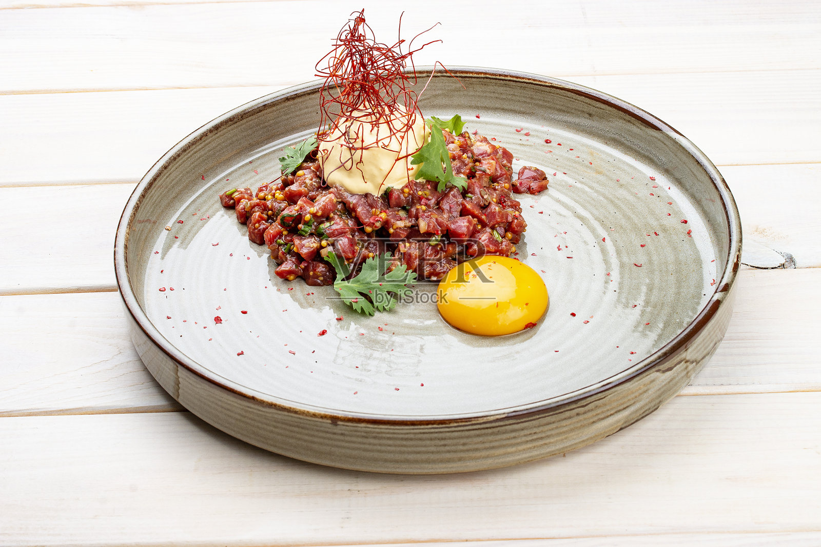 鞑靼小牛肉配果冻和芥末。高级烹饪。在木制背景上。照片摄影图片