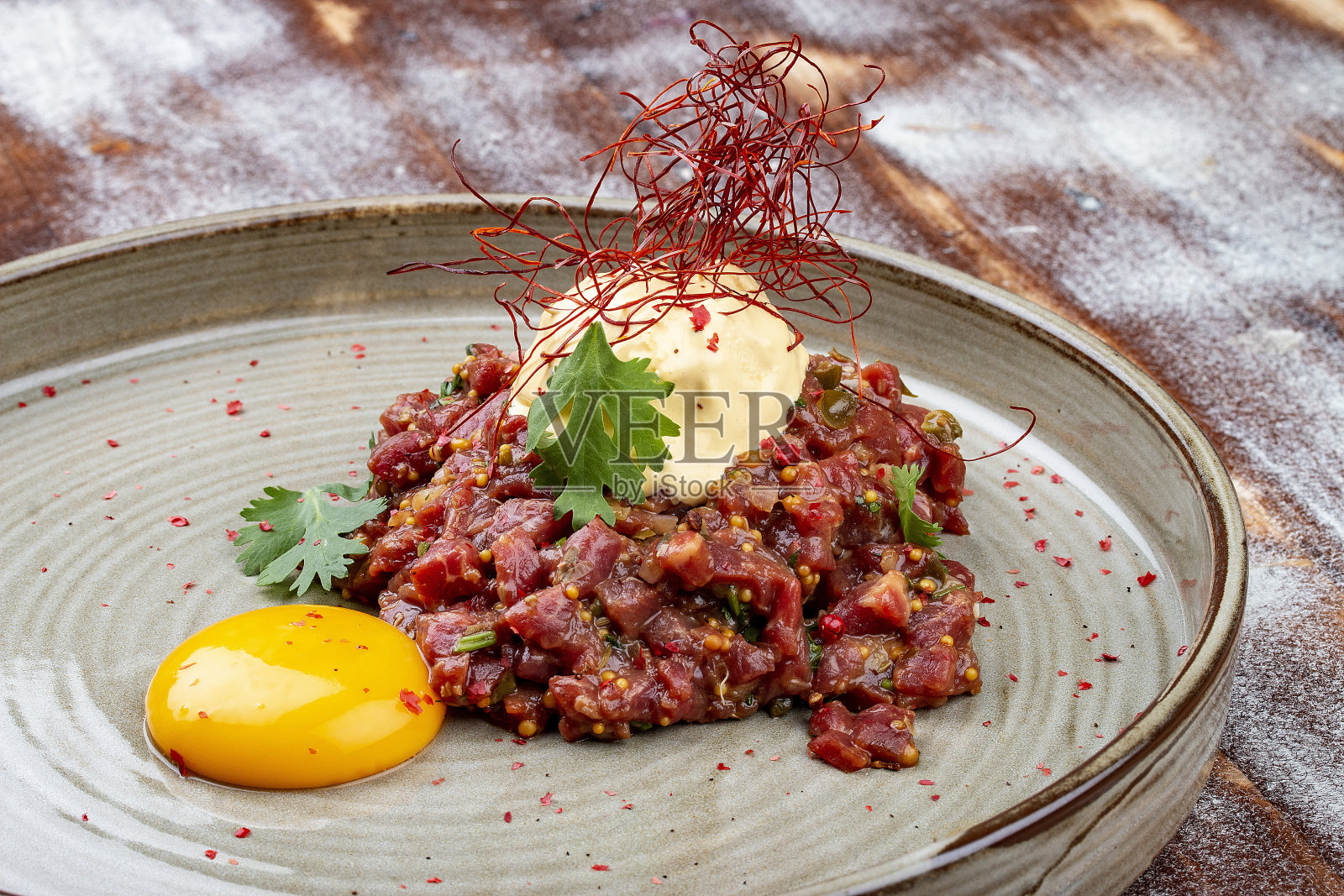 鞑靼小牛肉配果冻和芥末。高级烹饪。在木制背景上。照片摄影图片
