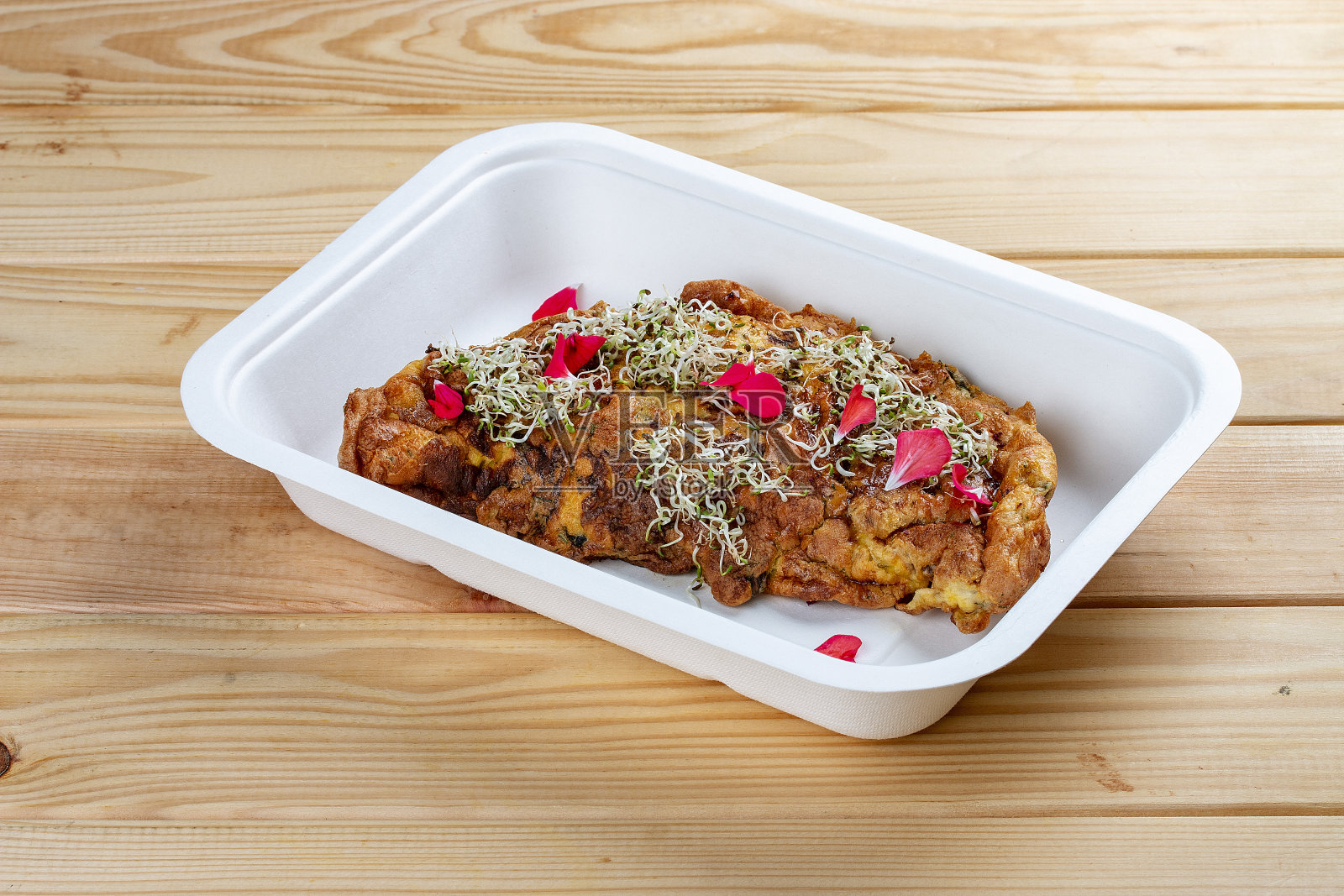 马苏里拉奶酪和西红柿煎蛋卷。健康的饮食习惯。外卖食物。生态包装。在木制背景上。照片摄影图片