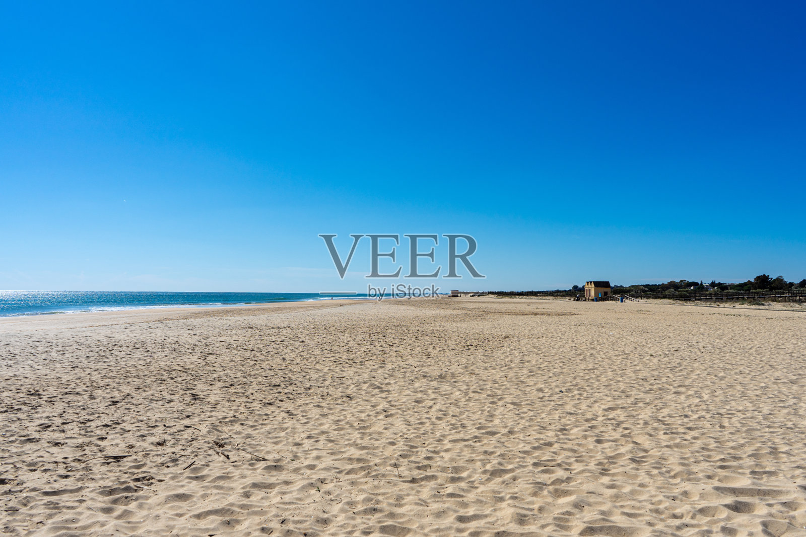 田园诗般的自然景观，巨大的海滩和海浪的冲击。曼塔罗塔海滩。照片摄影图片