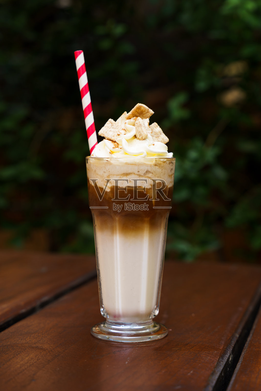 冰咖啡加肉桂鲜奶油和吸管照片摄影图片
