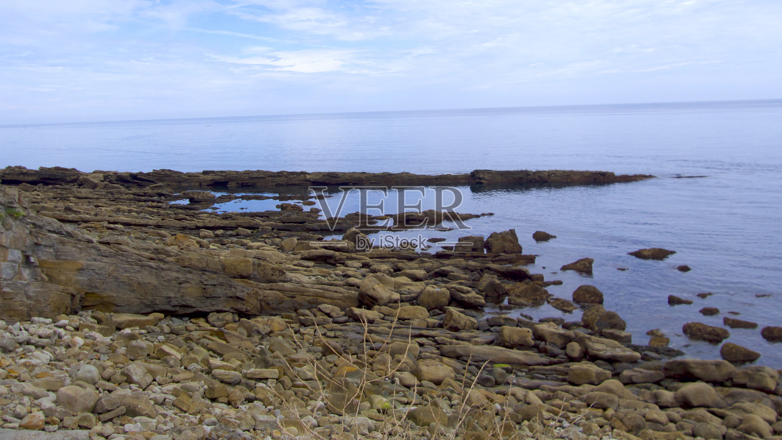 卵石滩和平静的大海照片摄影图片