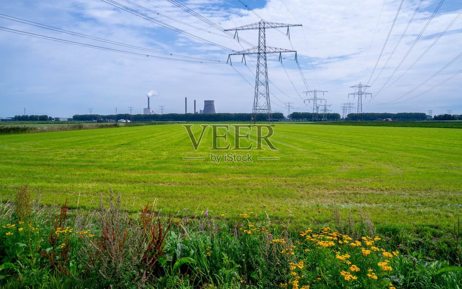 有电塔和电缆的发电厂照片摄影图片