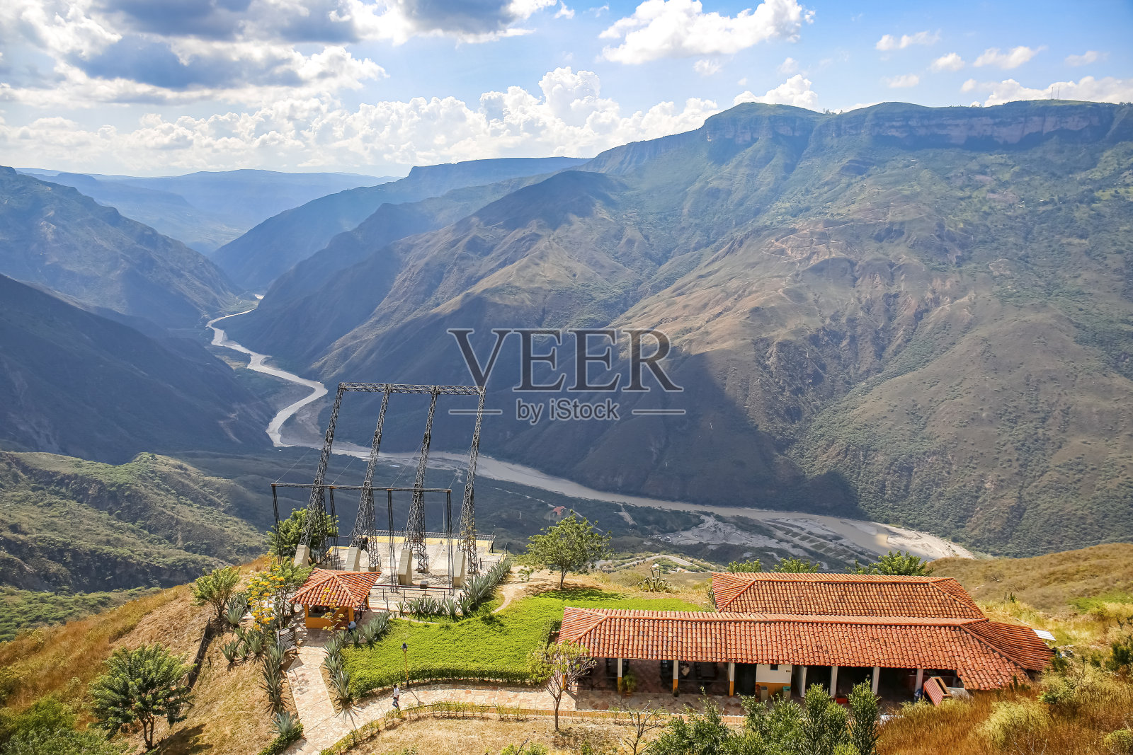 从奇卡莫查国家公园圣母玛利亚纪念碑俯瞰山脉、奇卡莫查峡谷和白云衬托下的建筑全景照片摄影图片