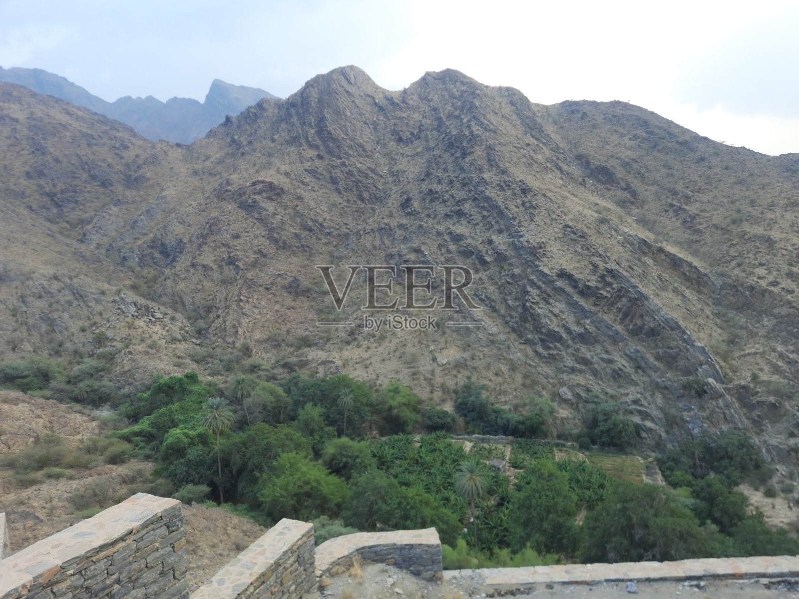 沙特阿拉伯，Al-Baha，古老的遗产村庄Thee Ain(Zee Ain)，房屋，清真寺，塔楼和堡垒，拥有独特的石墙和木制门窗，位于山脉中间，紧邻香蕉种植园照片摄影图片