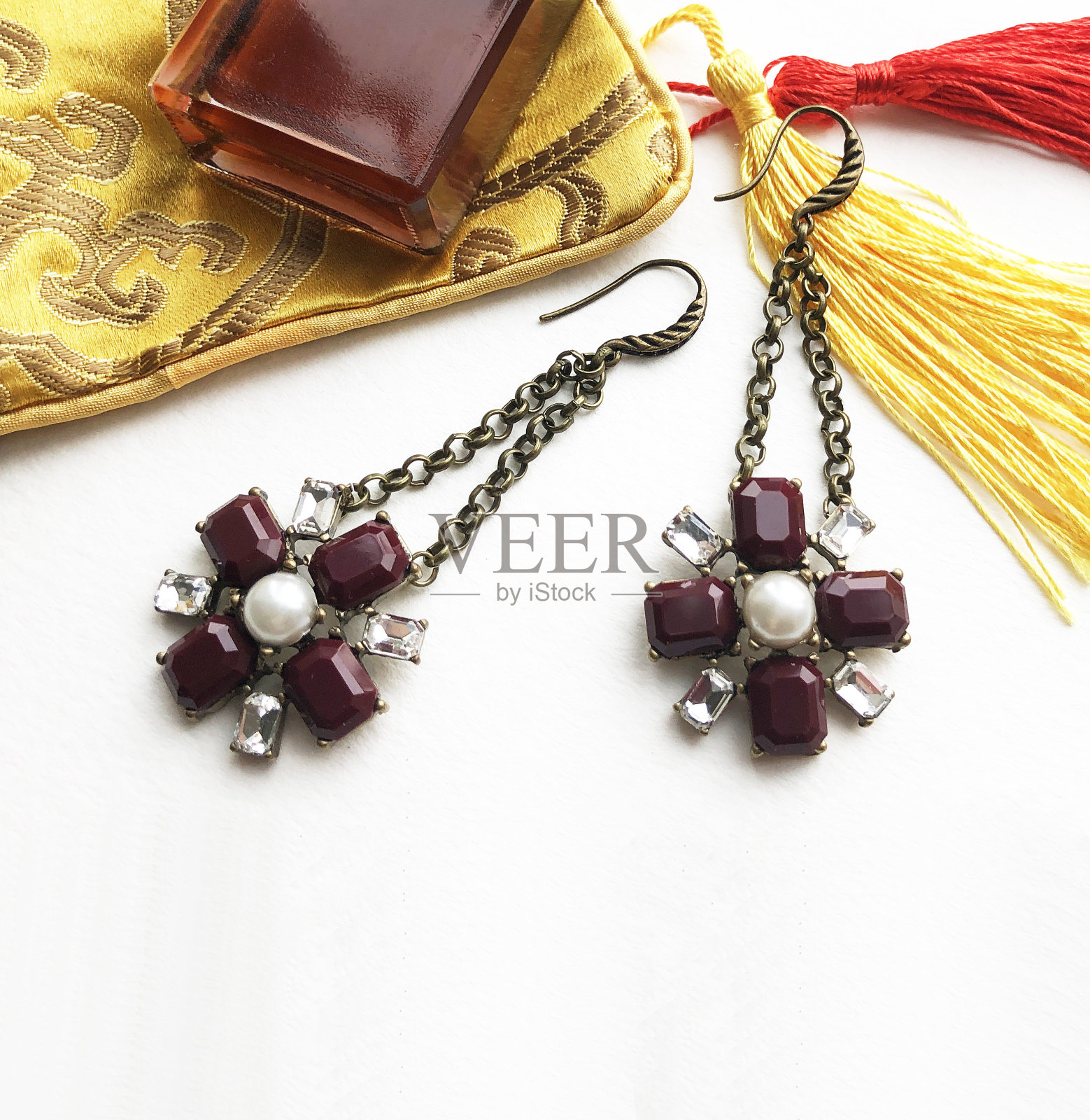 美丽的不寻常的耳环，口音复古的珠宝为妇女，宣传照片为网上珠宝店照片摄影图片