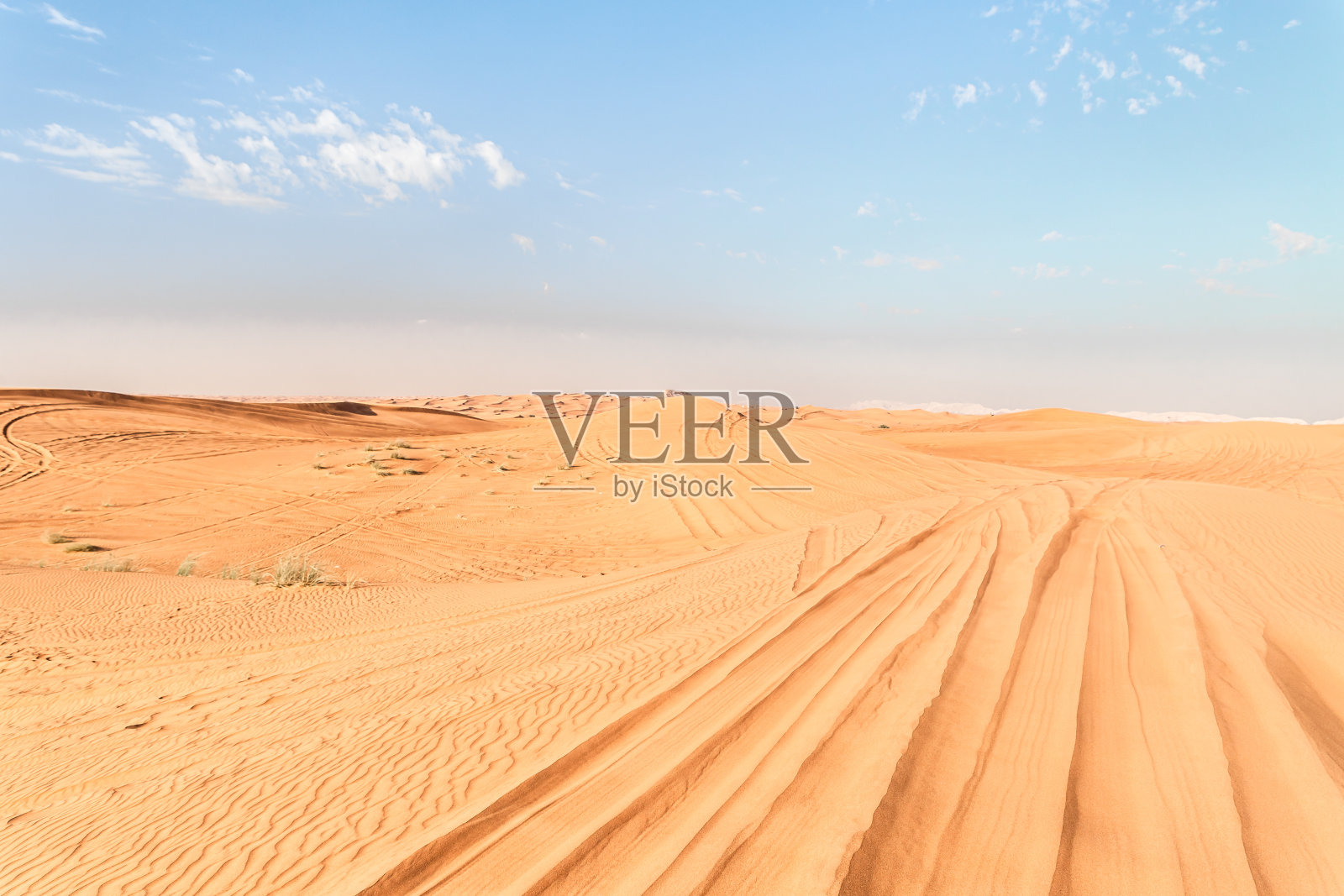 阿拉伯联合酋长国迪拜附近广阔沙漠的壮丽景色照片摄影图片