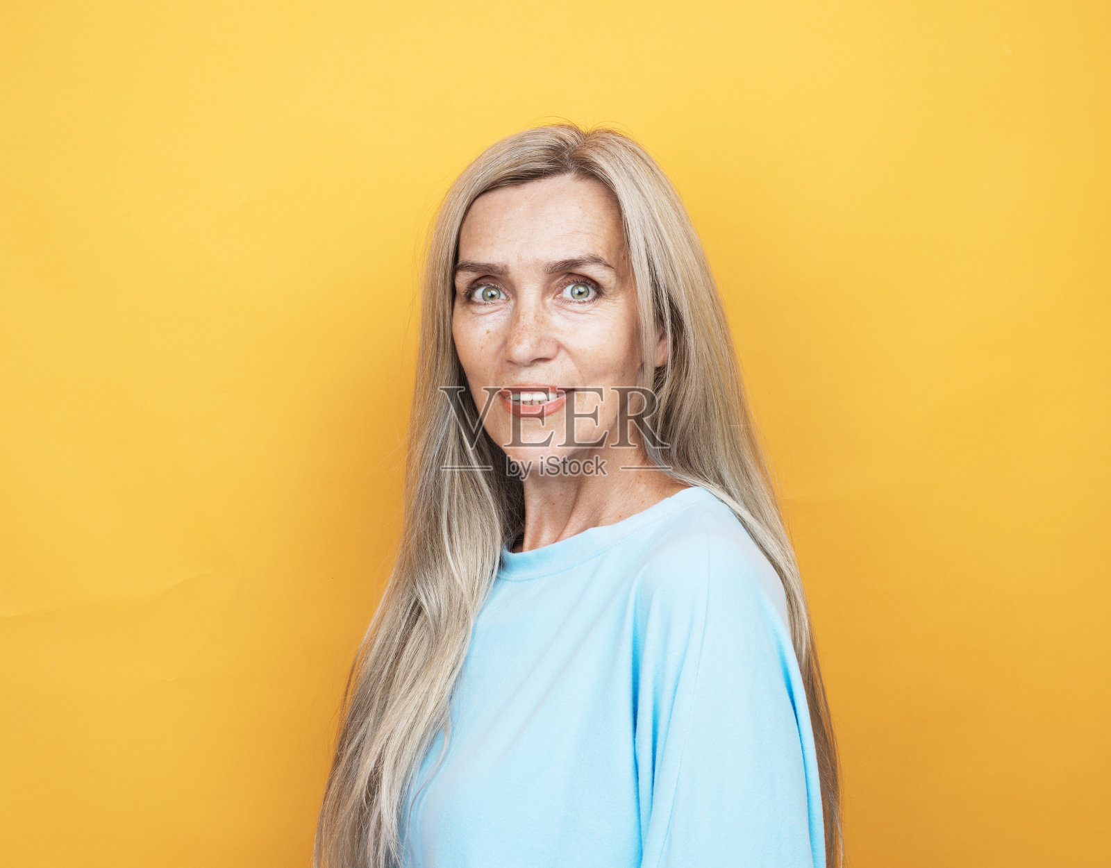 漂亮的老妇人，长着一头可爱的白发。照片摄影图片