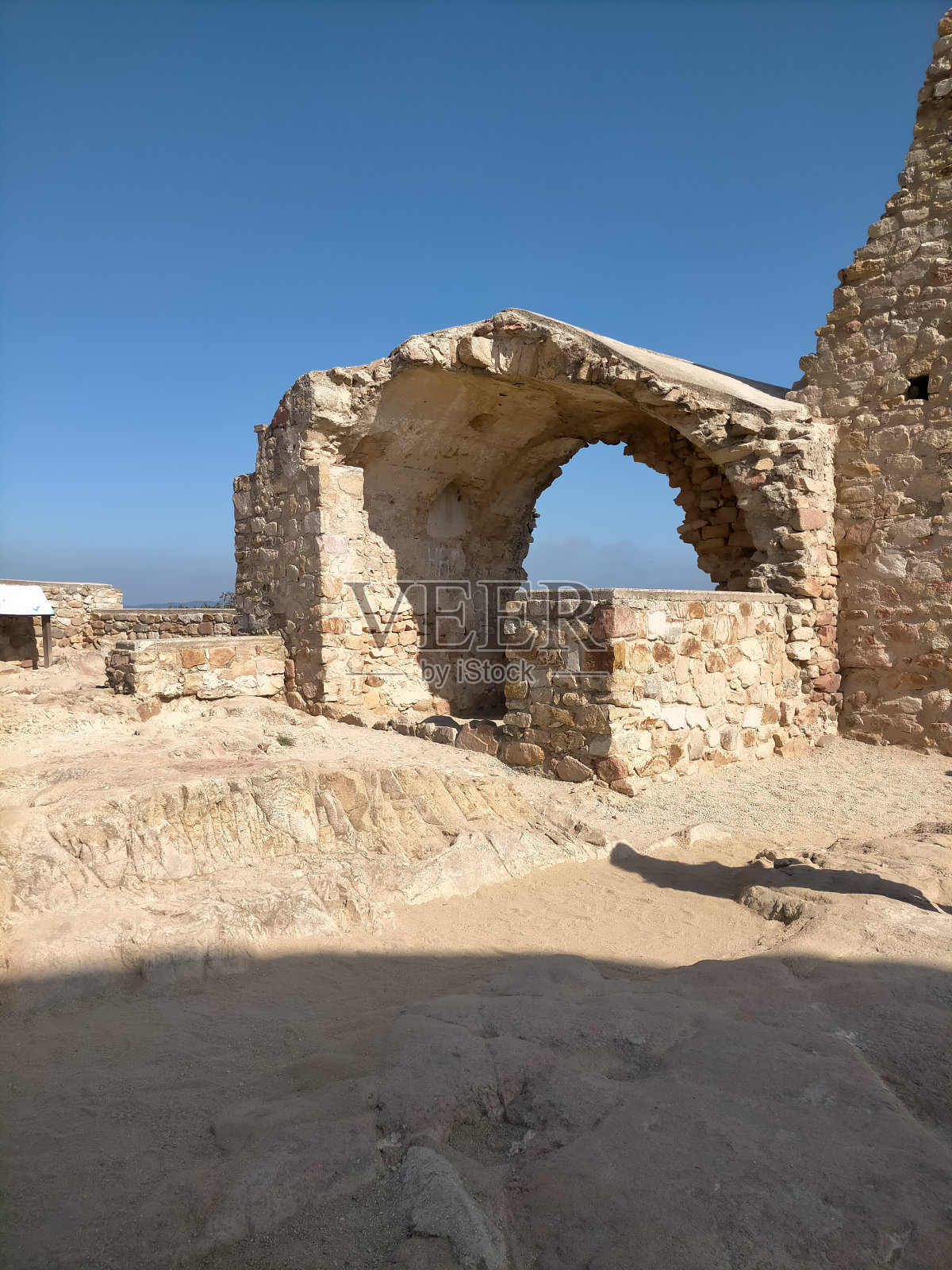 在一个阳光明媚的日子里，布里亚克城堡，卡布雷拉德马雷什，巴塞罗那。照片摄影图片