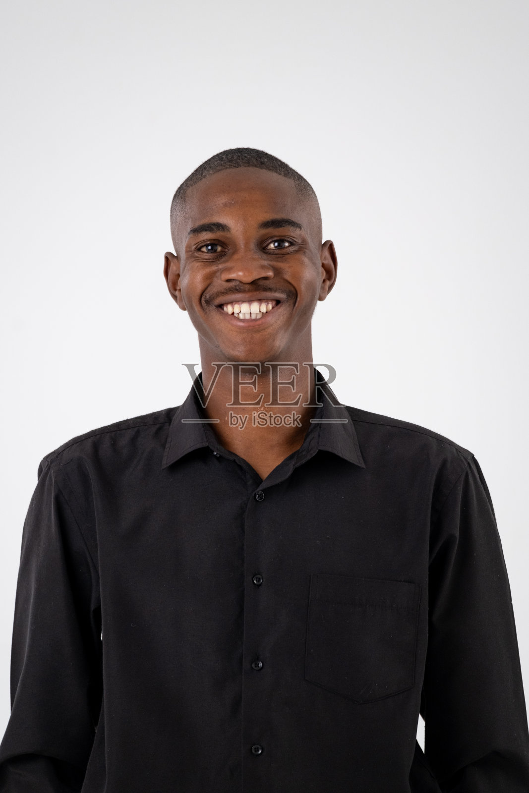 摄影棚里一个非洲年轻人微笑的照片照片摄影图片