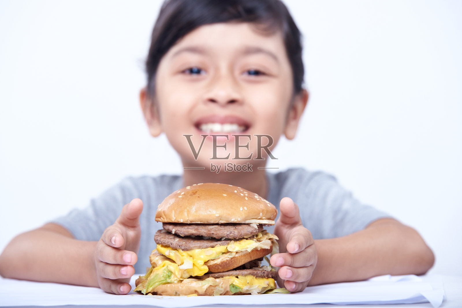 快乐微笑的女孩正要吃汉堡包照片摄影图片