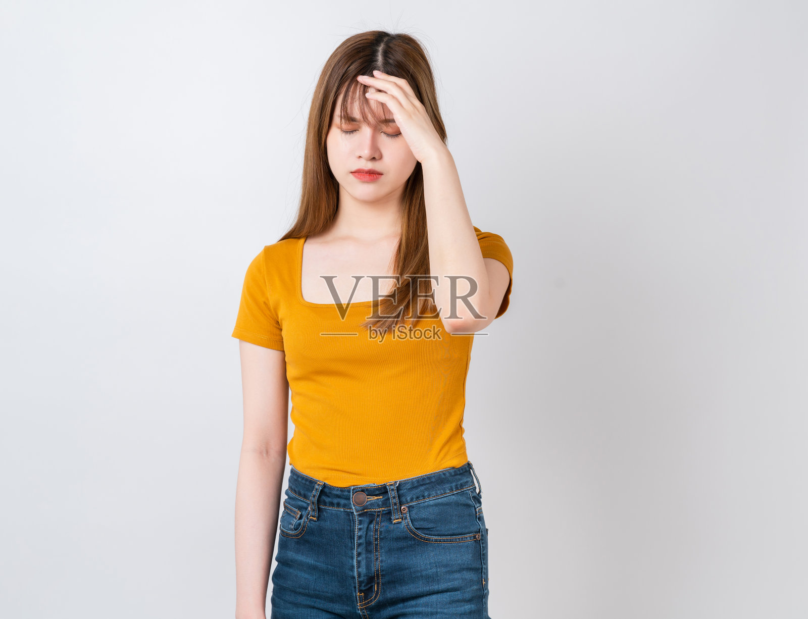 不健康的亚洲女人触摸身体，头痛的白色背景。照片摄影图片