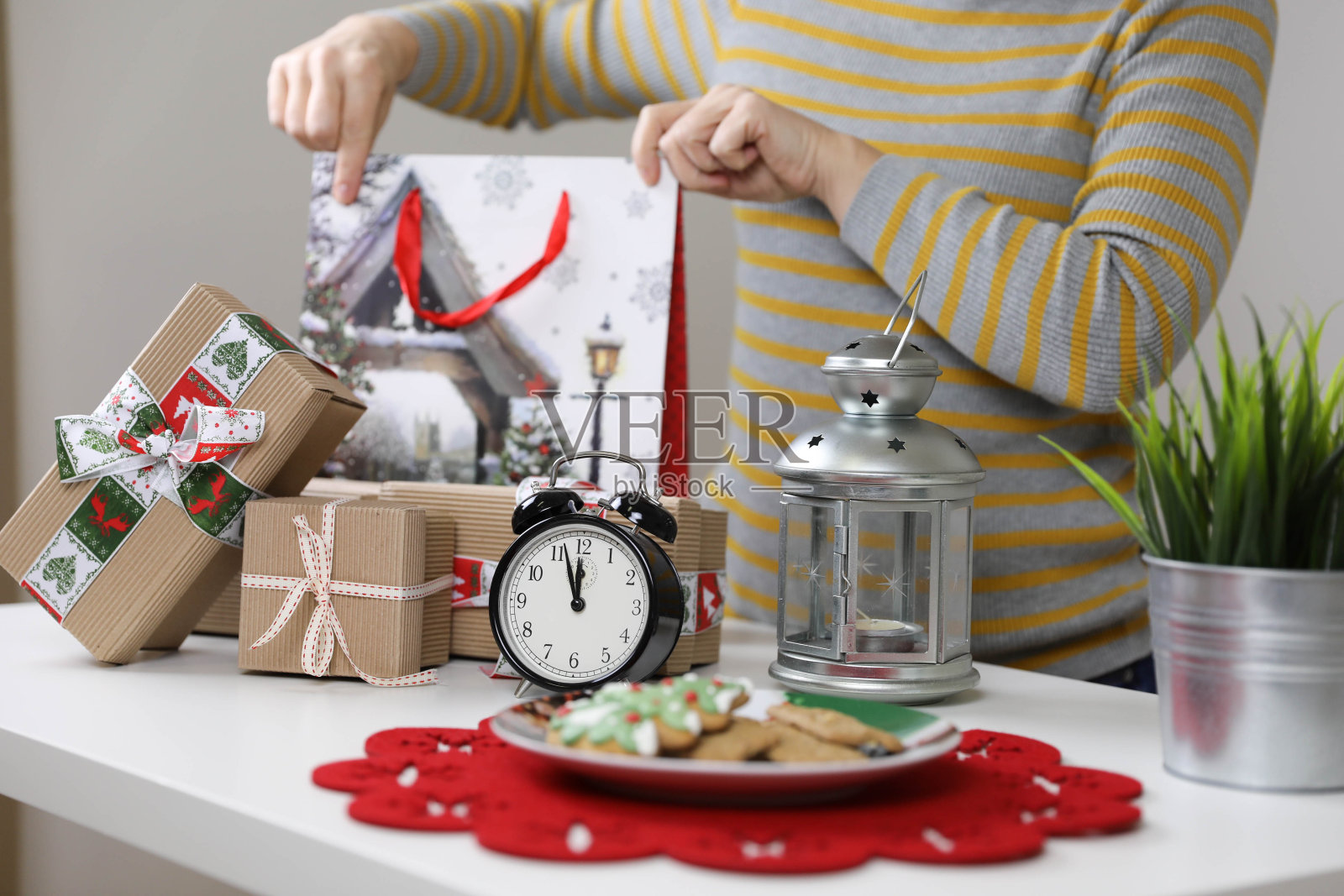 圣诞树下装满礼物的盒子。照片摄影图片