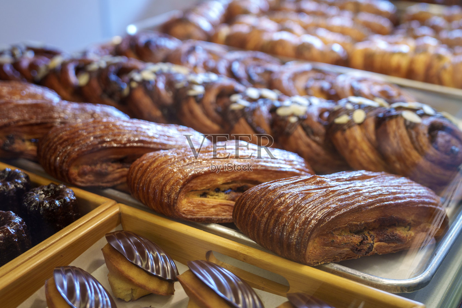 面包店里陈列着各种新鲜出炉的糕点和牛角面包照片摄影图片