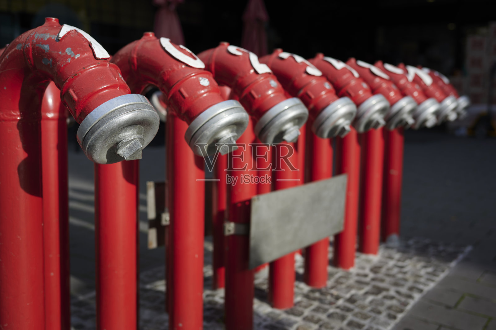 一排红色的消火栓管照片摄影图片