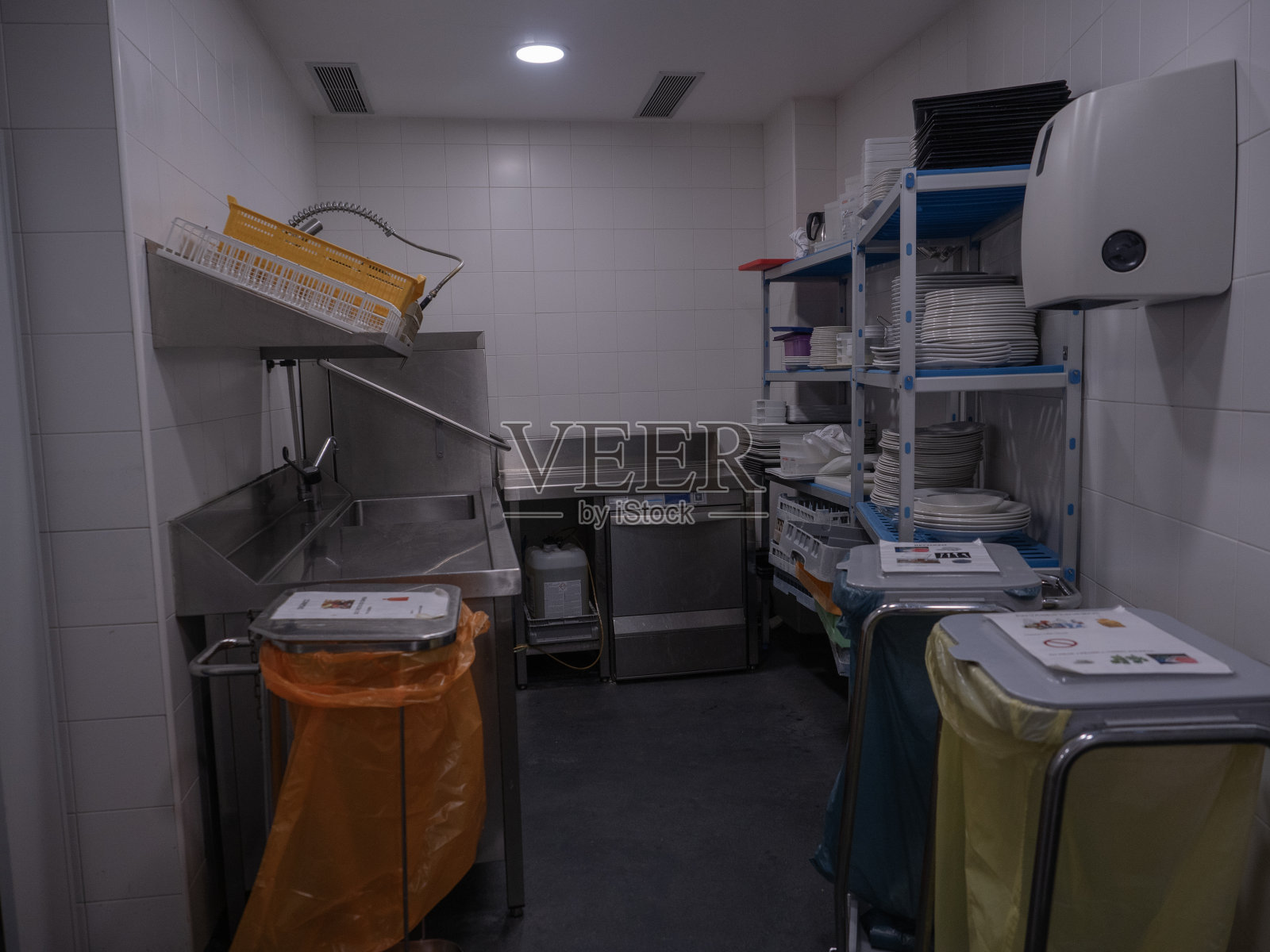 饭店厨房工业洗碗室。洁净室，工业洗碗机，工业洗碗机，废物回收照片摄影图片