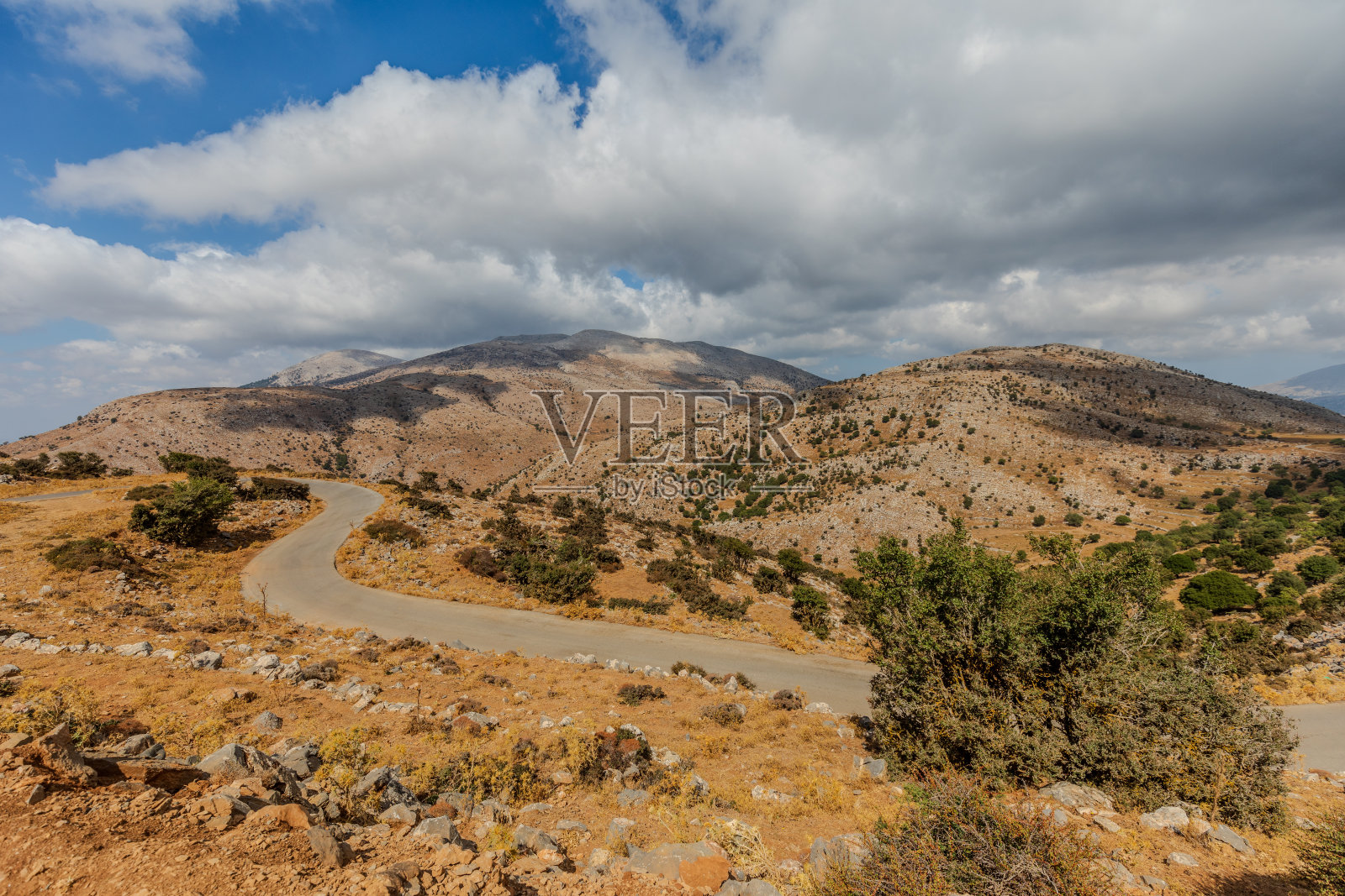 晴朗多云的一天，在前往希腊克里特岛马莉娅的途中，拉西提高原附近的山上照片摄影图片