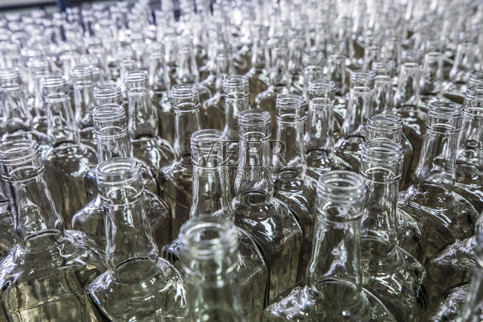 玻璃器皿。玻璃行业。输送机上的玻璃瓶照片摄影图片