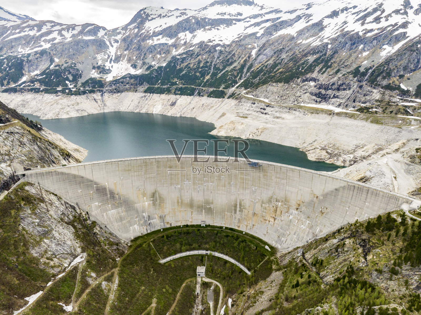 Kölnbrein大坝在马耳他克恩顿奥地利在一个阴天的春日照片摄影图片