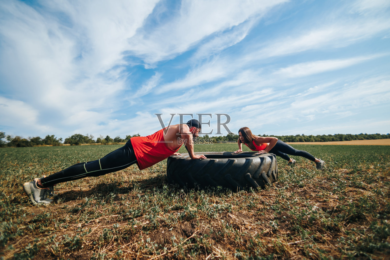 动感二人组两名运动员在户外轮胎上做俯卧撑照片摄影图片
