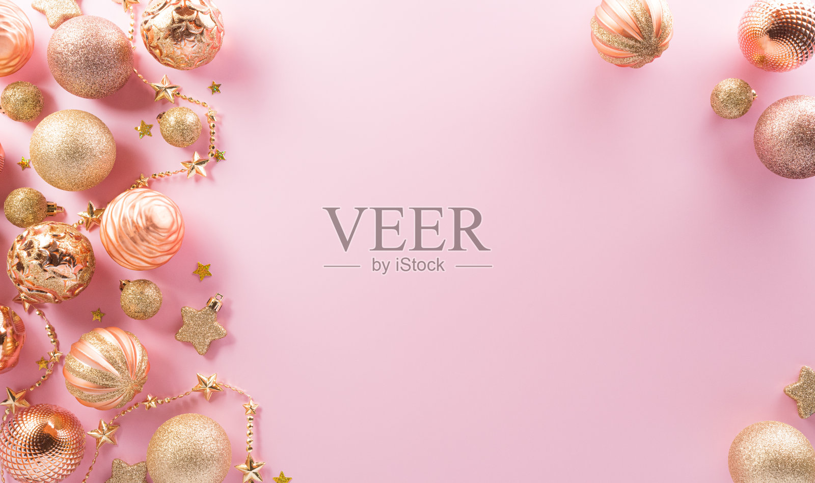 圣诞和新年背景概念。圣诞球，星星和雪花在柔和的粉红色背景的俯视图。照片摄影图片