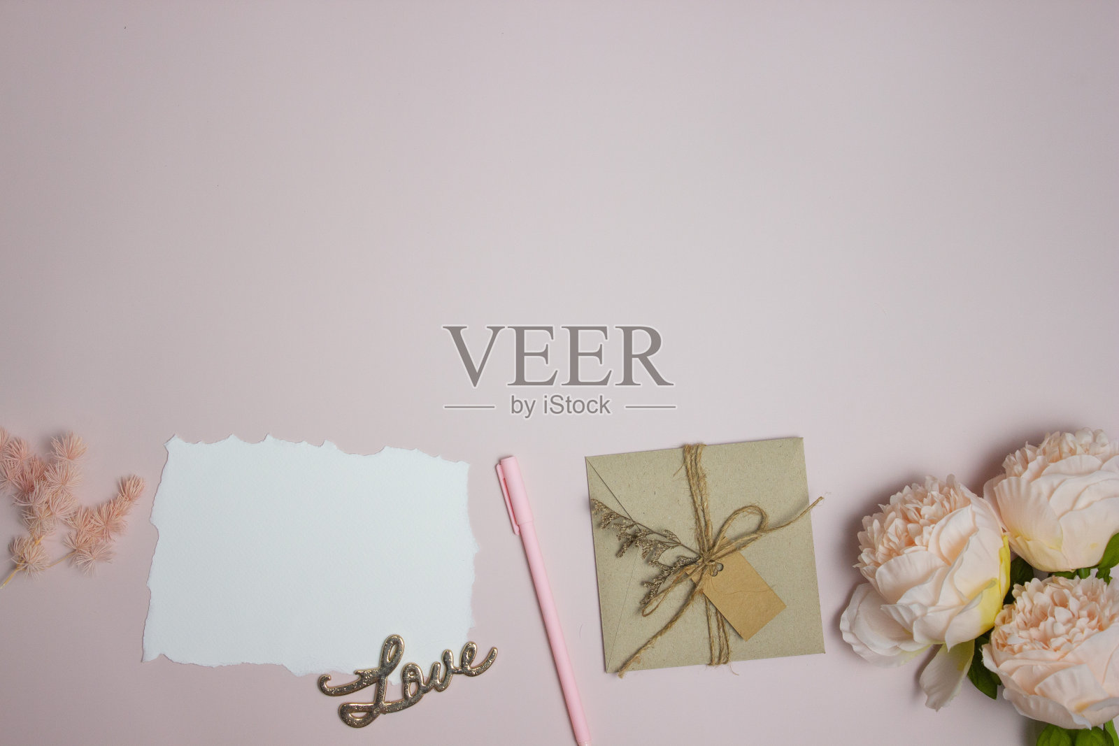 信的概念与玫瑰，白纸和信封在粉红色的背景。照片摄影图片