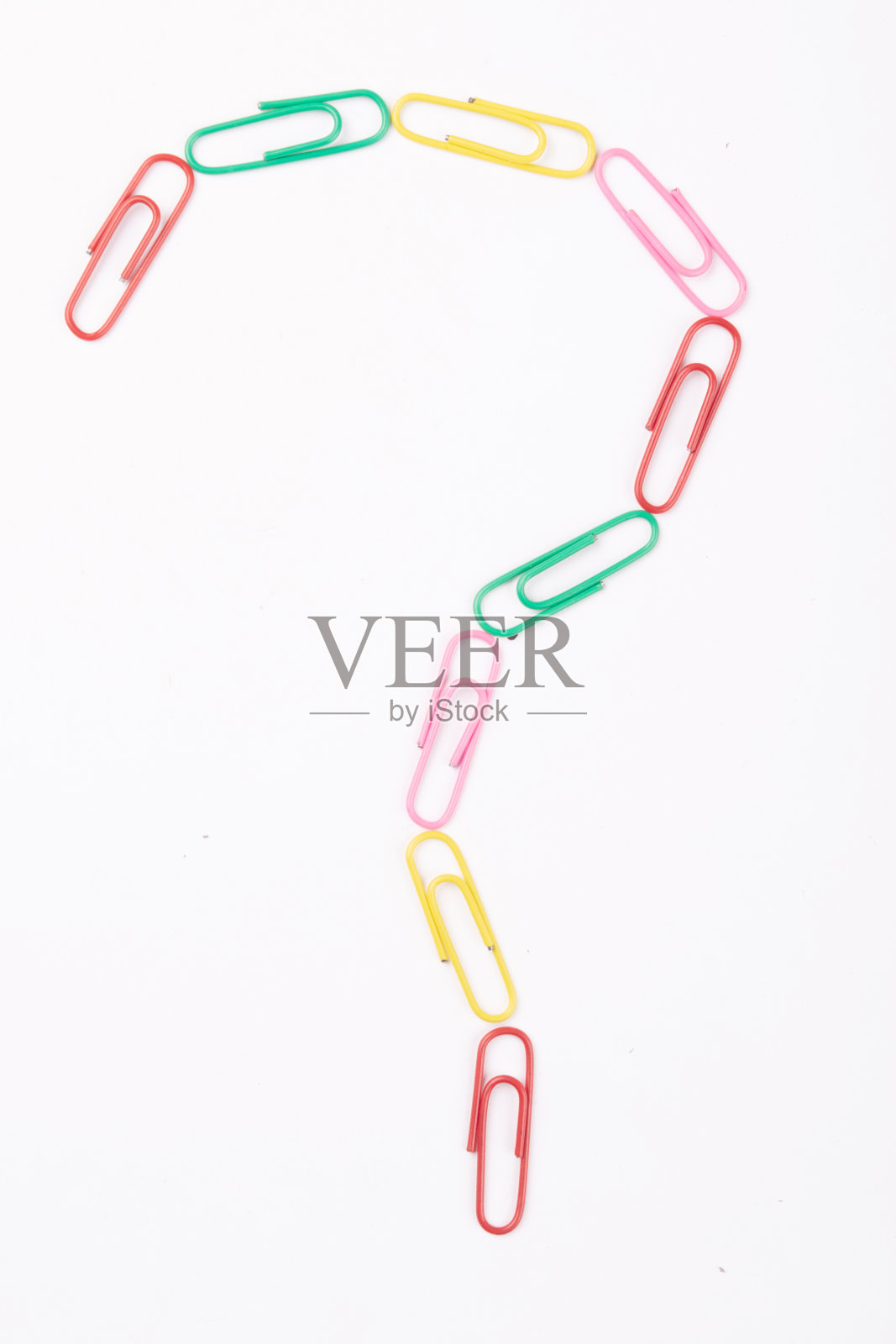 问号由回形针在白色背景上创建照片摄影图片