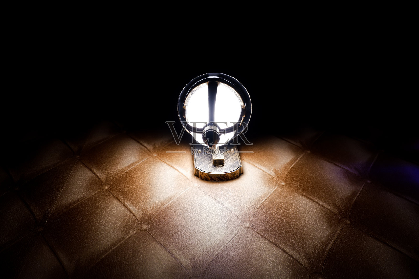 在万圣节装饰黑暗房间的壁灯。照片摄影图片