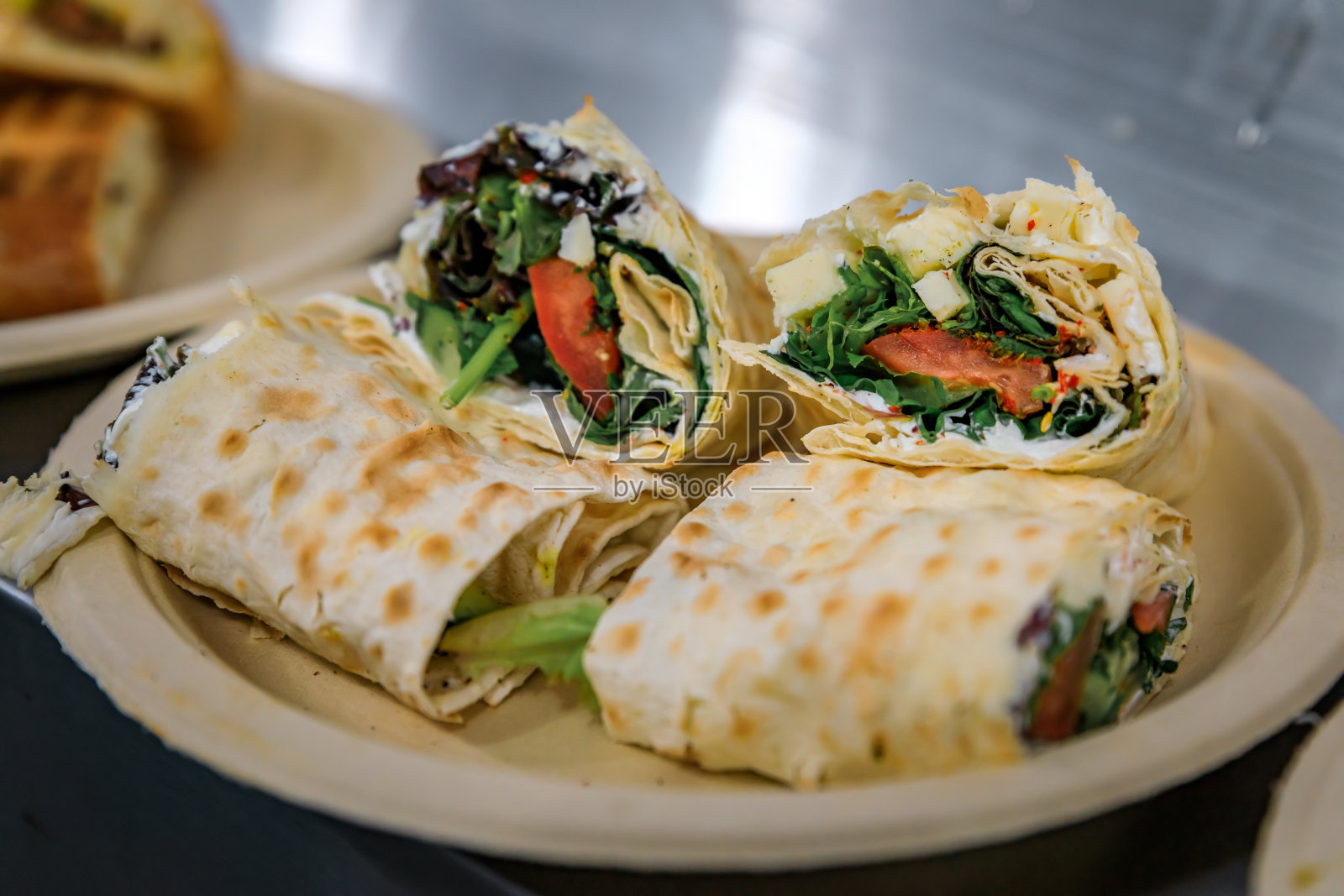 素食包lavash扁面包和奶酪，旧金山亚美尼亚节照片摄影图片