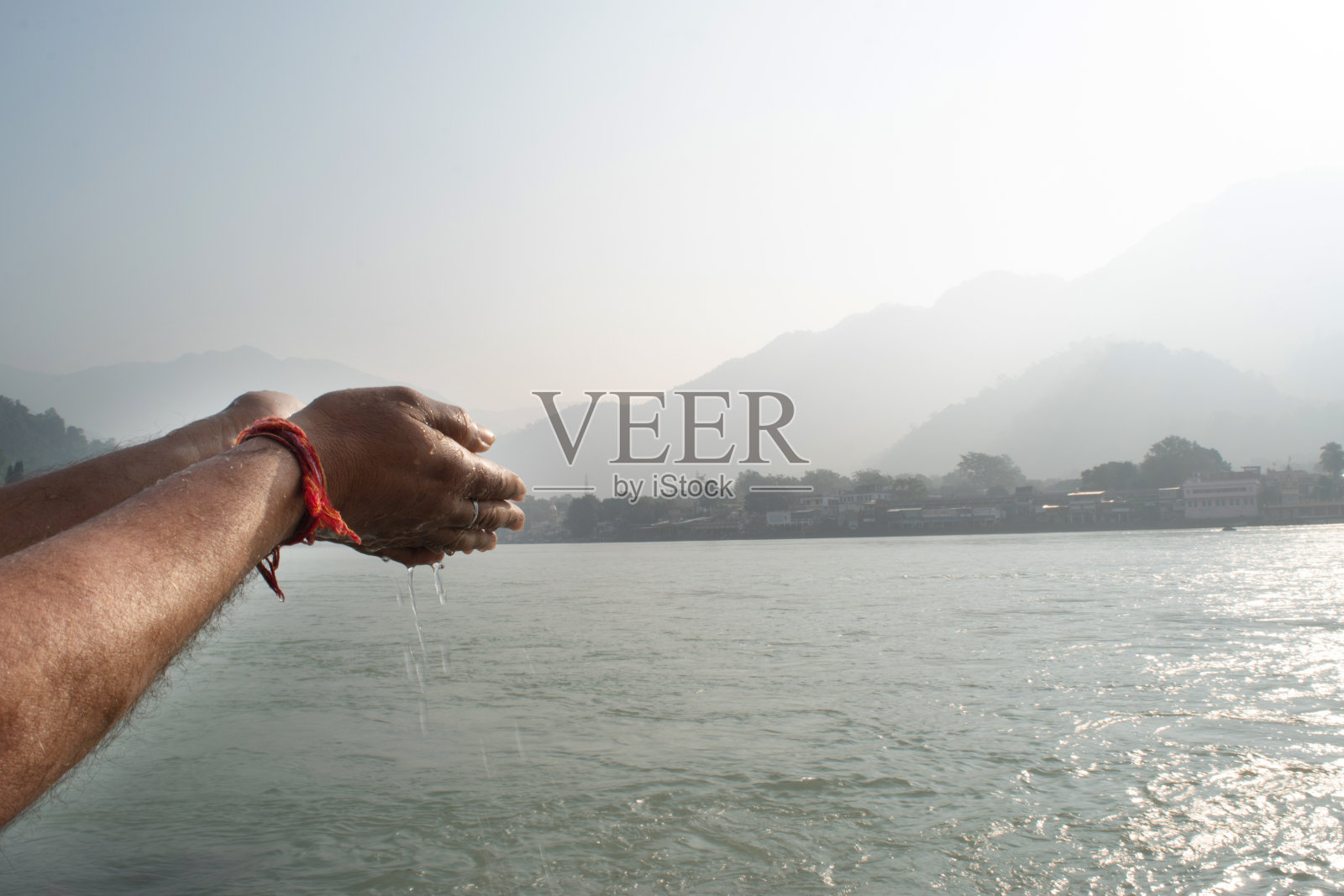 恒河上的手普迦特写照片摄影图片