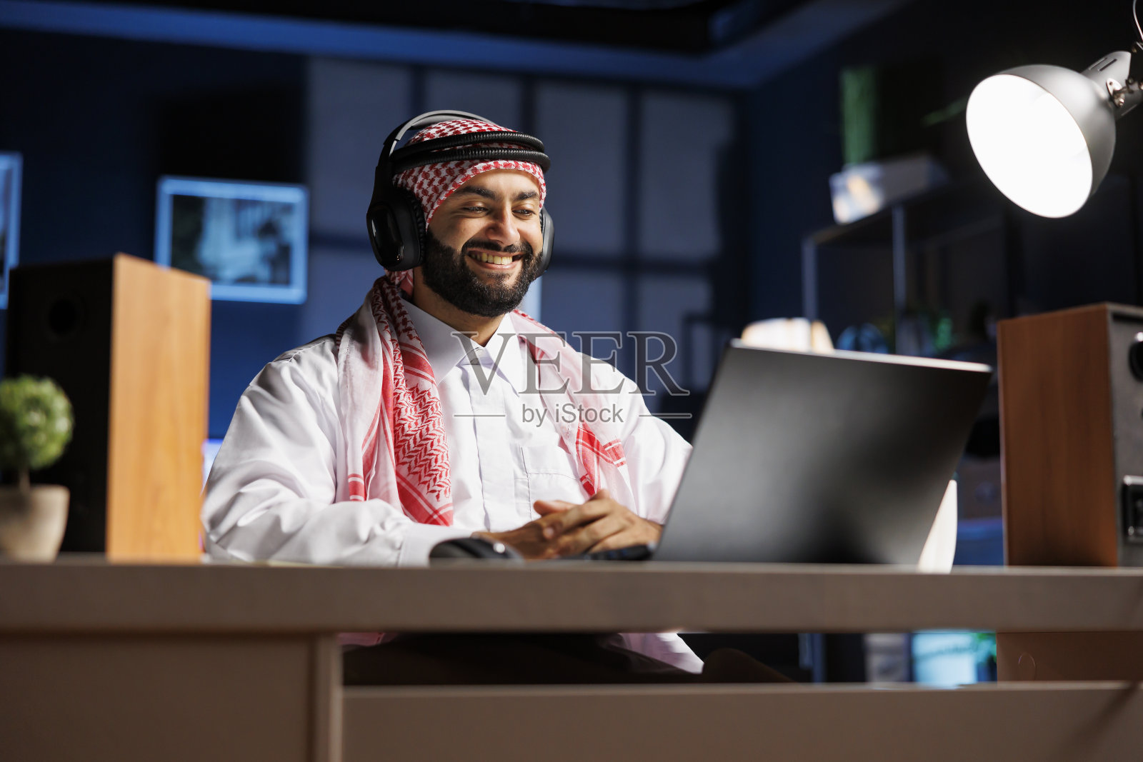 带着笔记本电脑和耳机的帅哥照片摄影图片