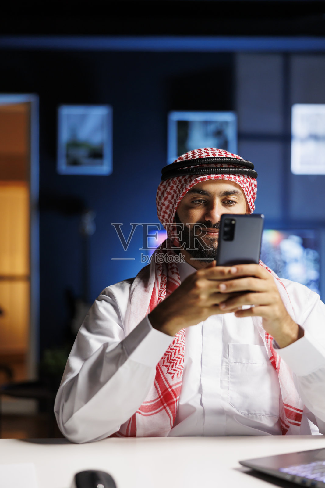 专注于使用现代技术的办公室企业家照片摄影图片