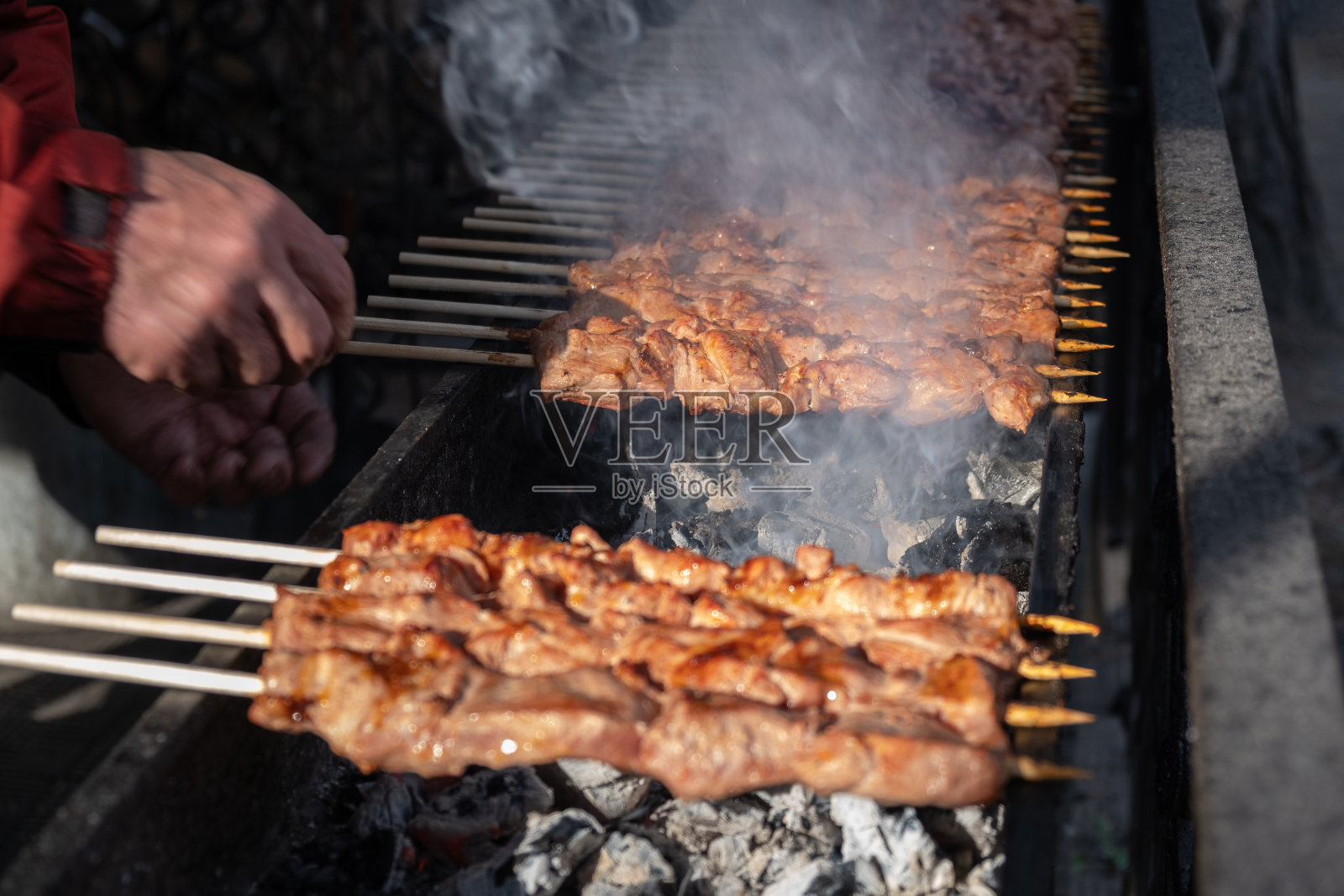 日落时分，烤肉串在金属串上照片摄影图片