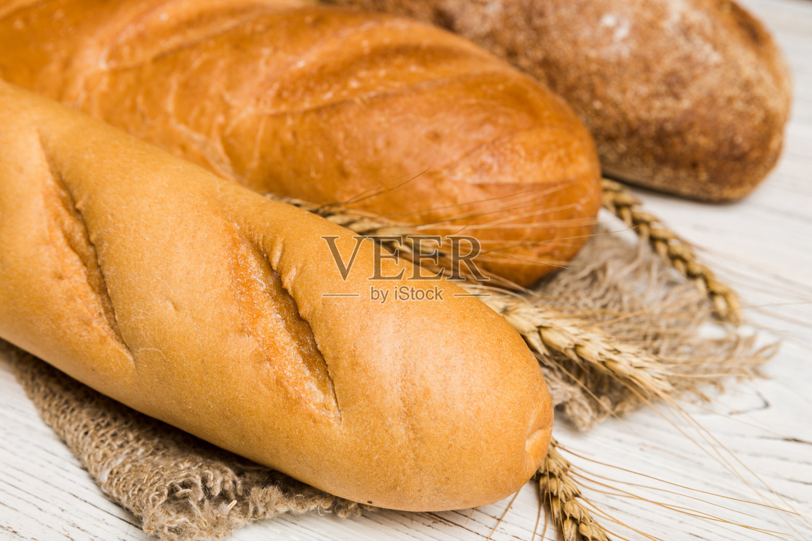 自制天然面包。以不同种类的新鲜面包为背景，用透视的方式观察与复制空间照片摄影图片