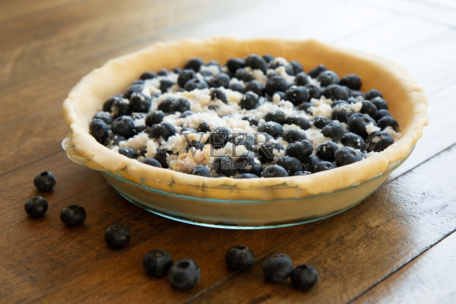 准备自制的蓝莓派，里面有甜的水果馅照片摄影图片