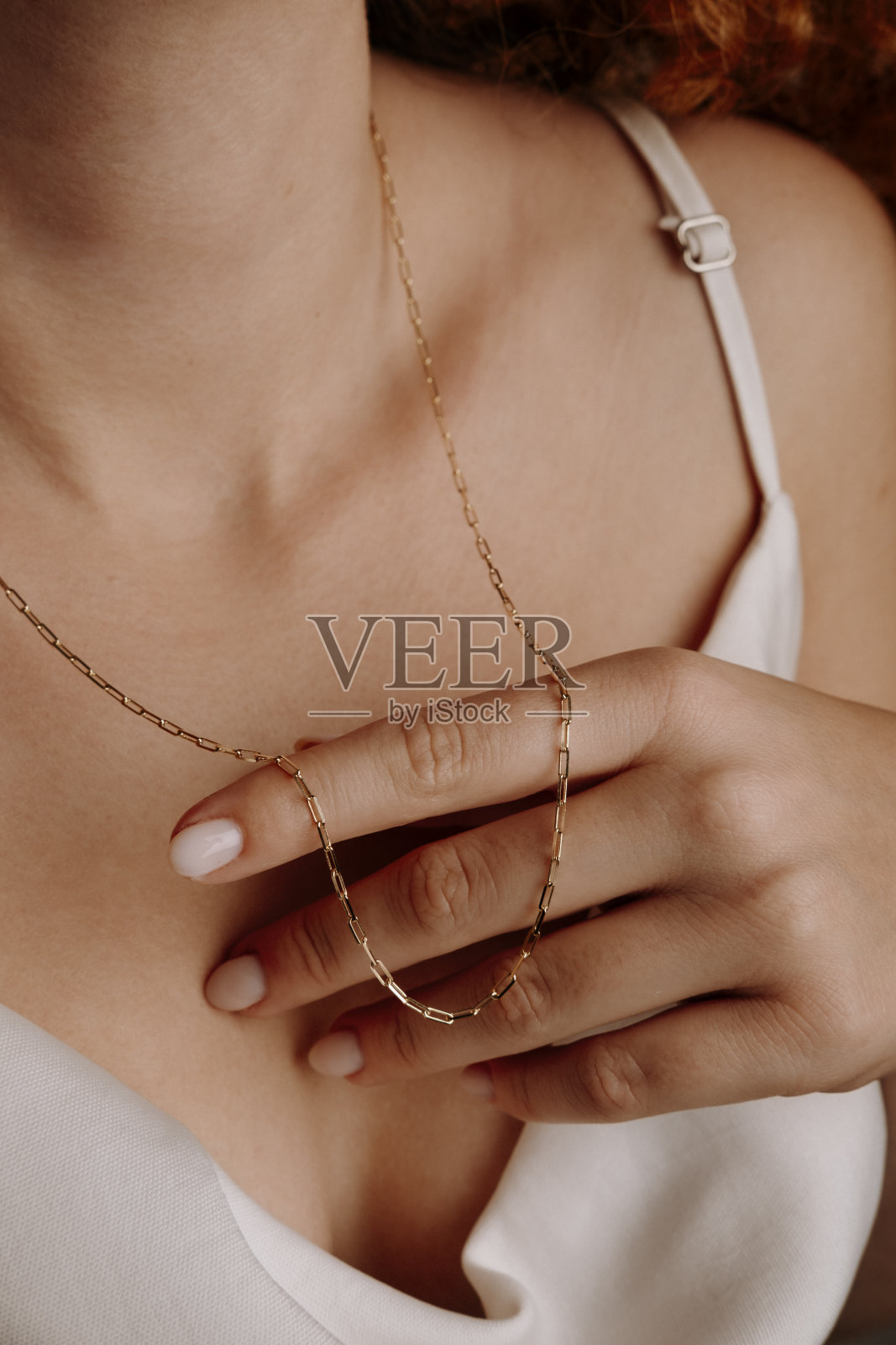 美丽的模特女人在现代金金属项链链照片摄影图片